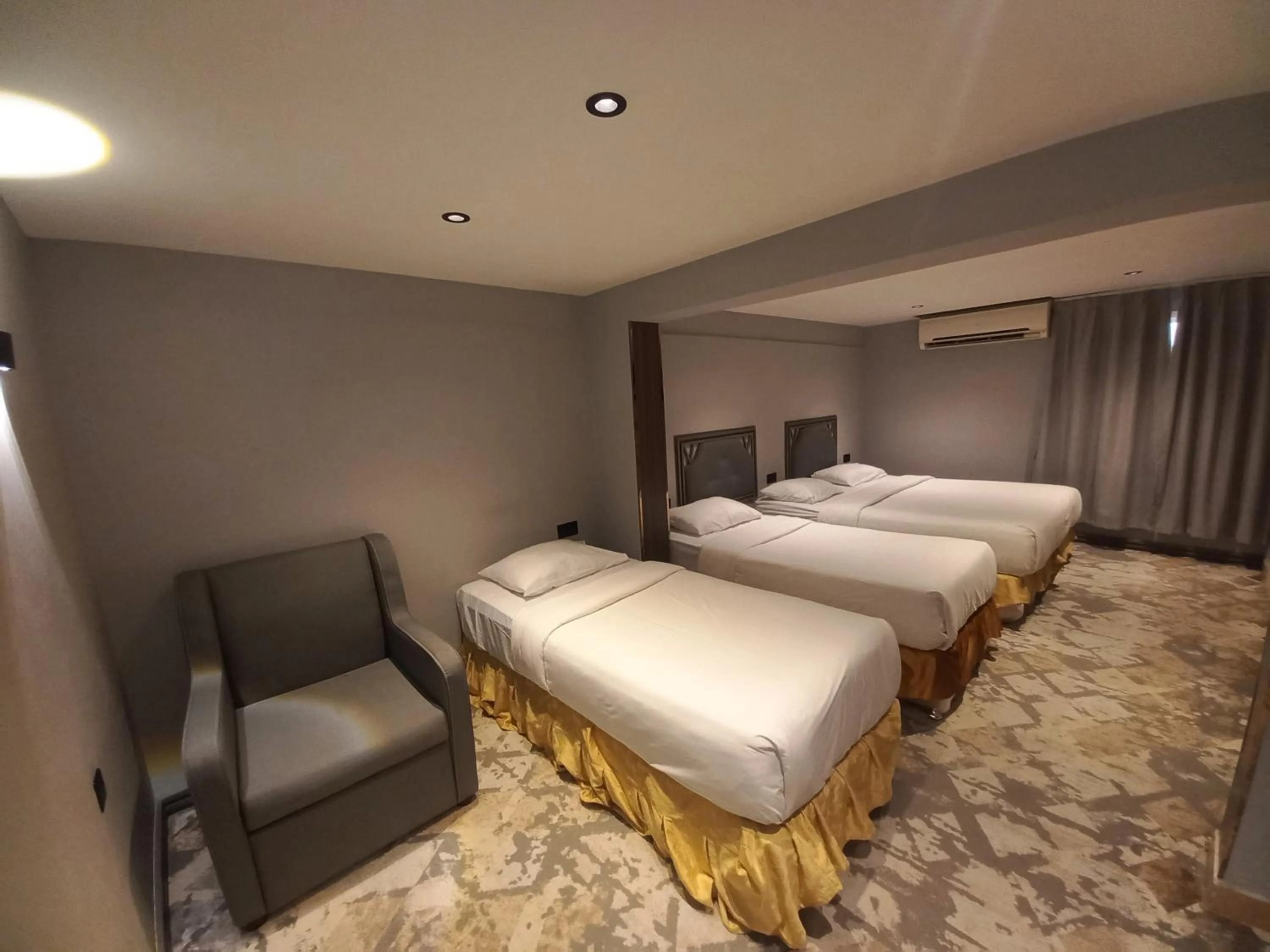 Photo of the whole room, Bed in Sur Hotel