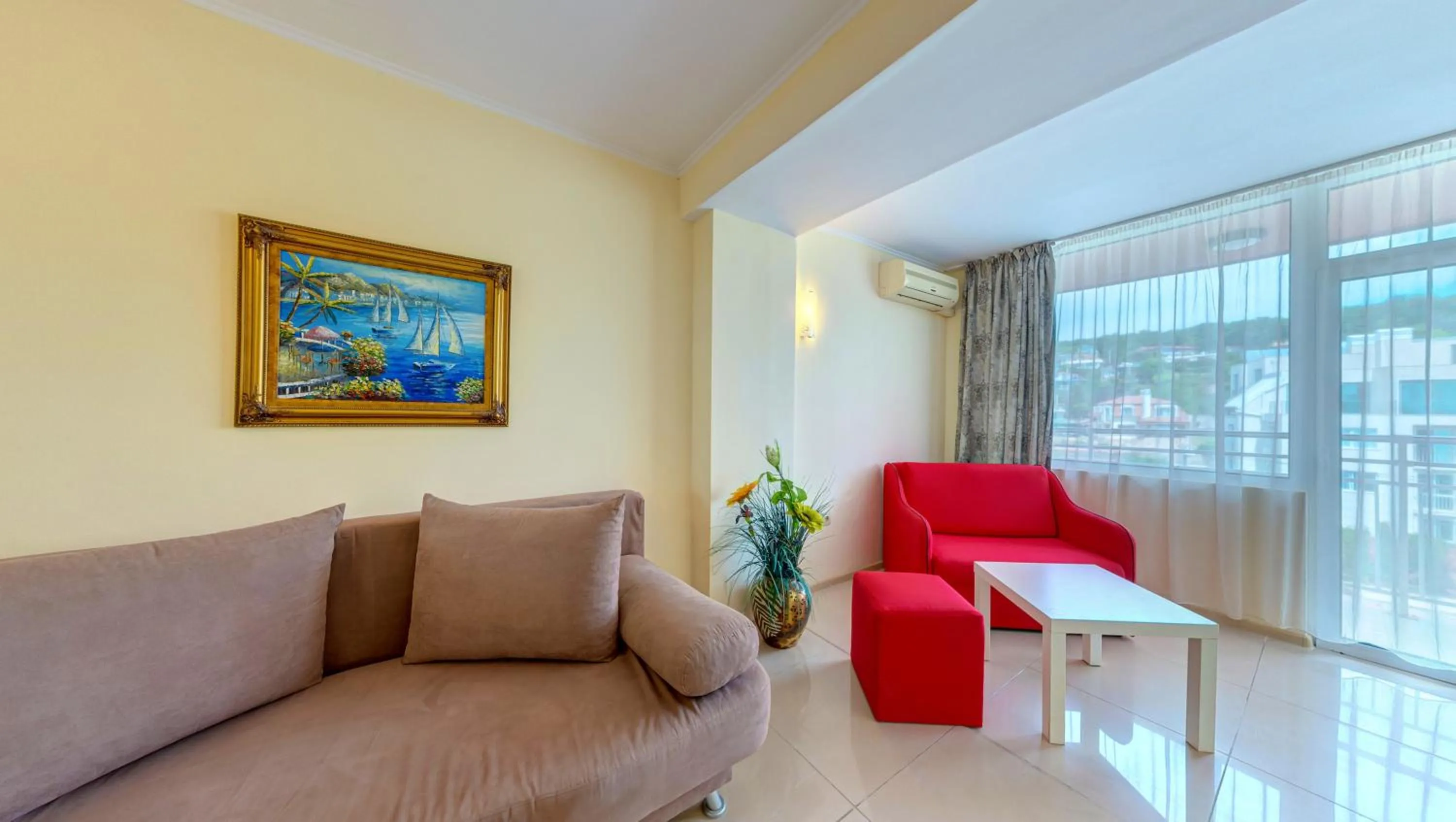 Quiet street view in Detelina Hotel