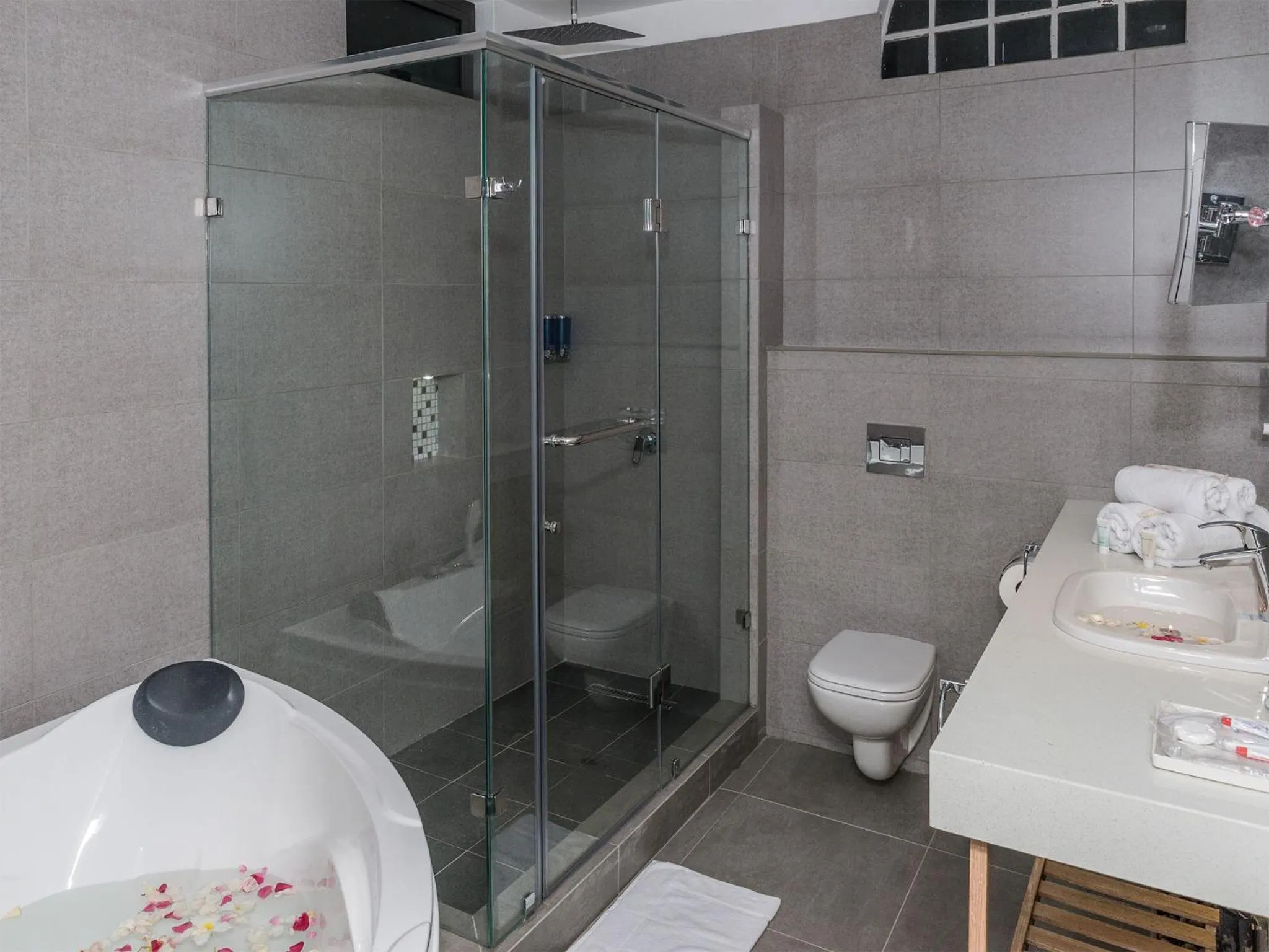 Toilet in Pereybere Hotel & Spa