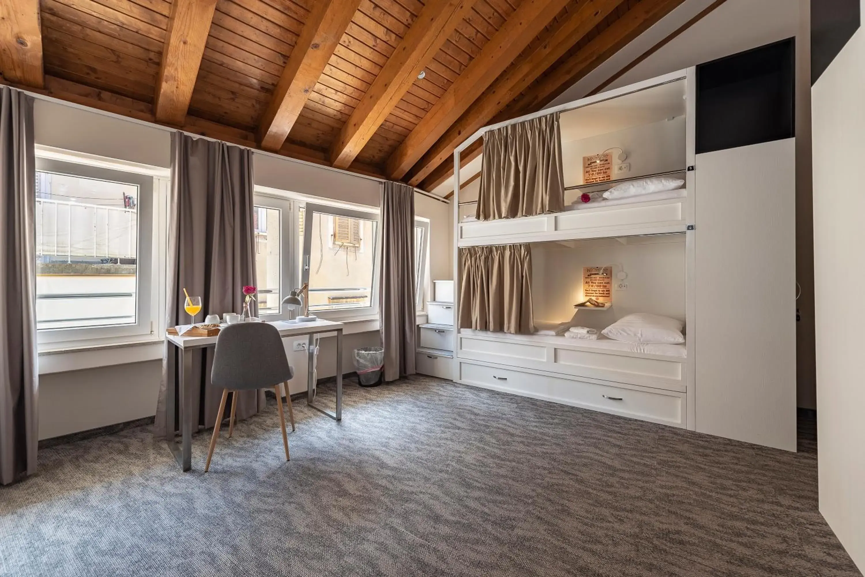 Bed in 6-Bed Female Dormitory Room in Downtown Boutique Hostel Bed in 6-Bed Female Dormitory Room in Downtown Boutique Hostel