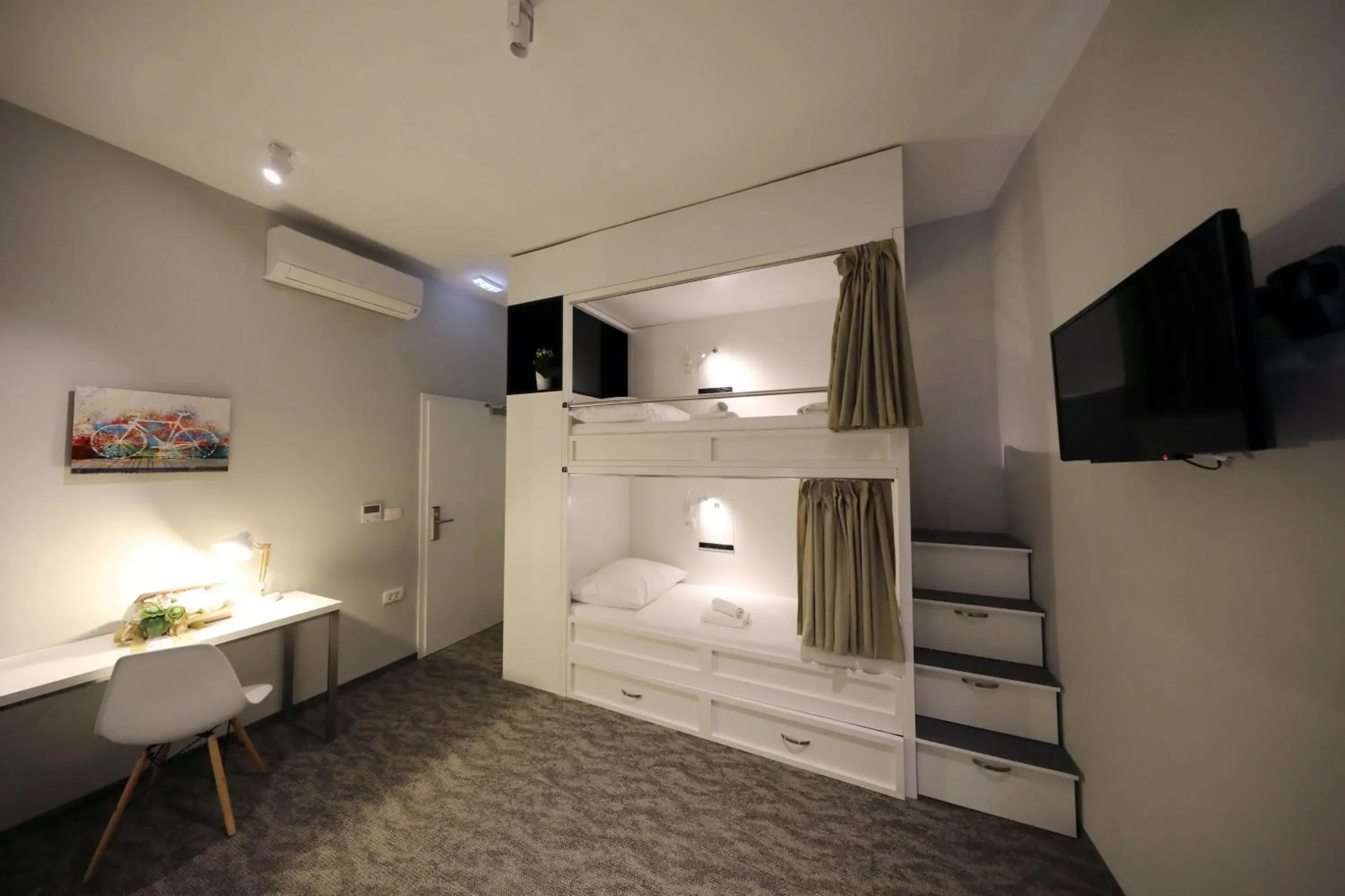 Private Sixtuple Room with Shared Bathroom in Downtown Boutique Hostel Private Sixtuple Room with Shared Bathroom in Downtown Boutique Hostel