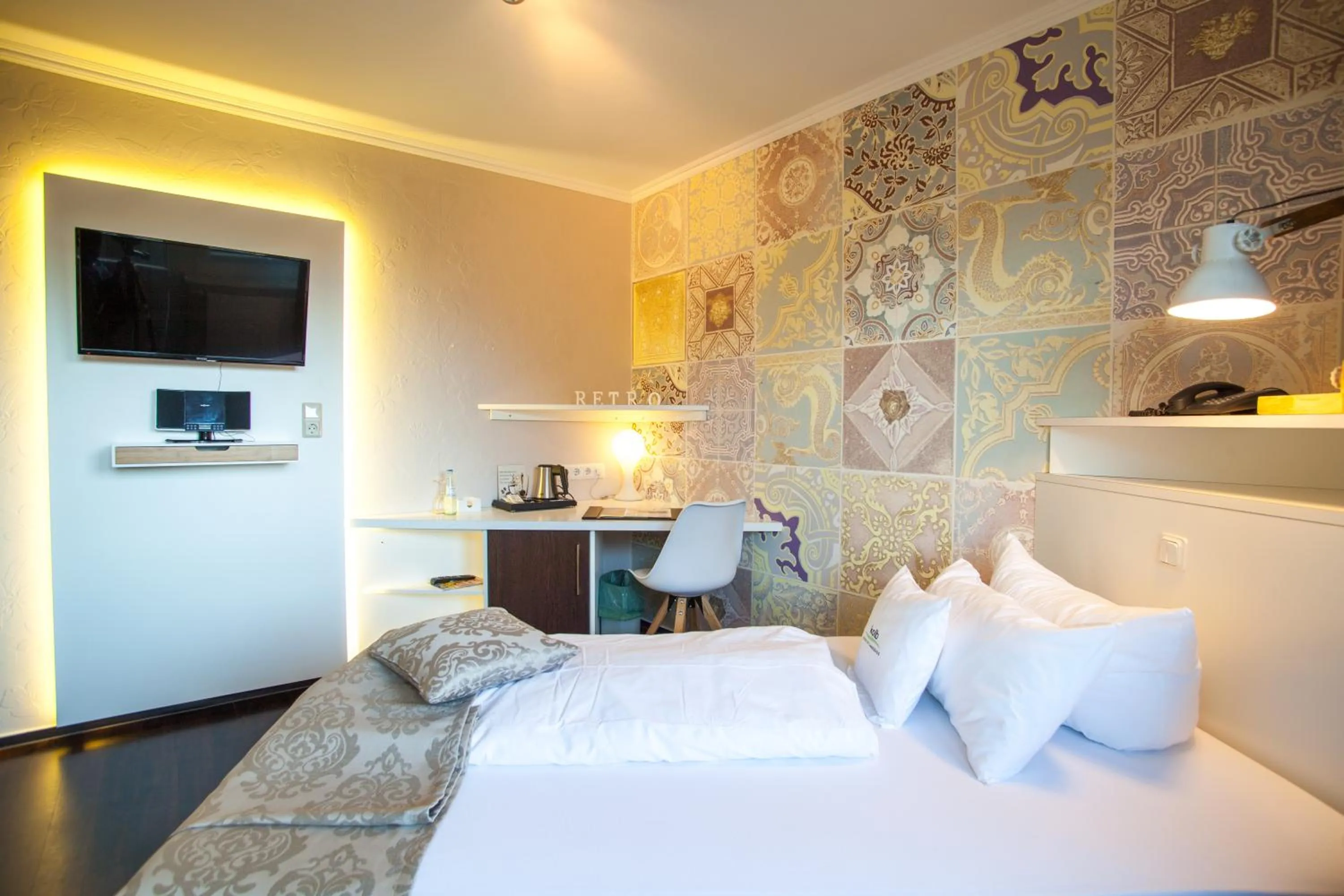 Photo of the whole room, Bed in Retro Design Hotel