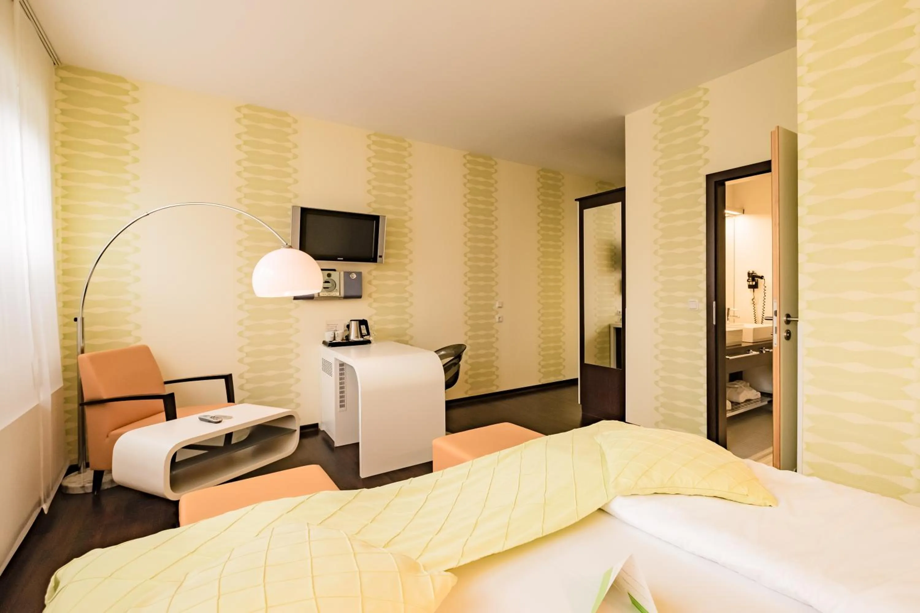 Photo of the whole room, Bed in Retro Design Hotel