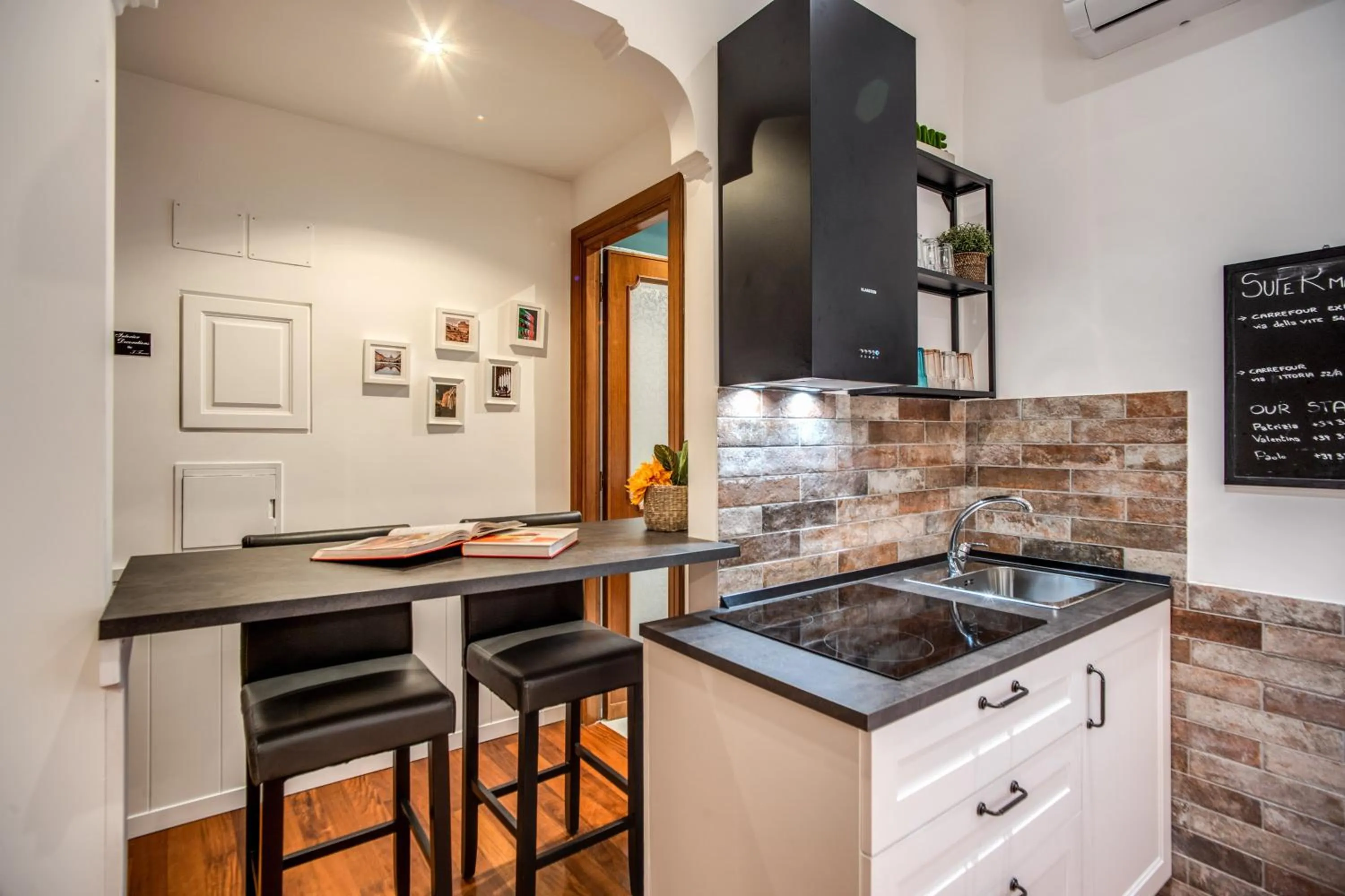 Dining area in Spanish Steps Miracle Suite
