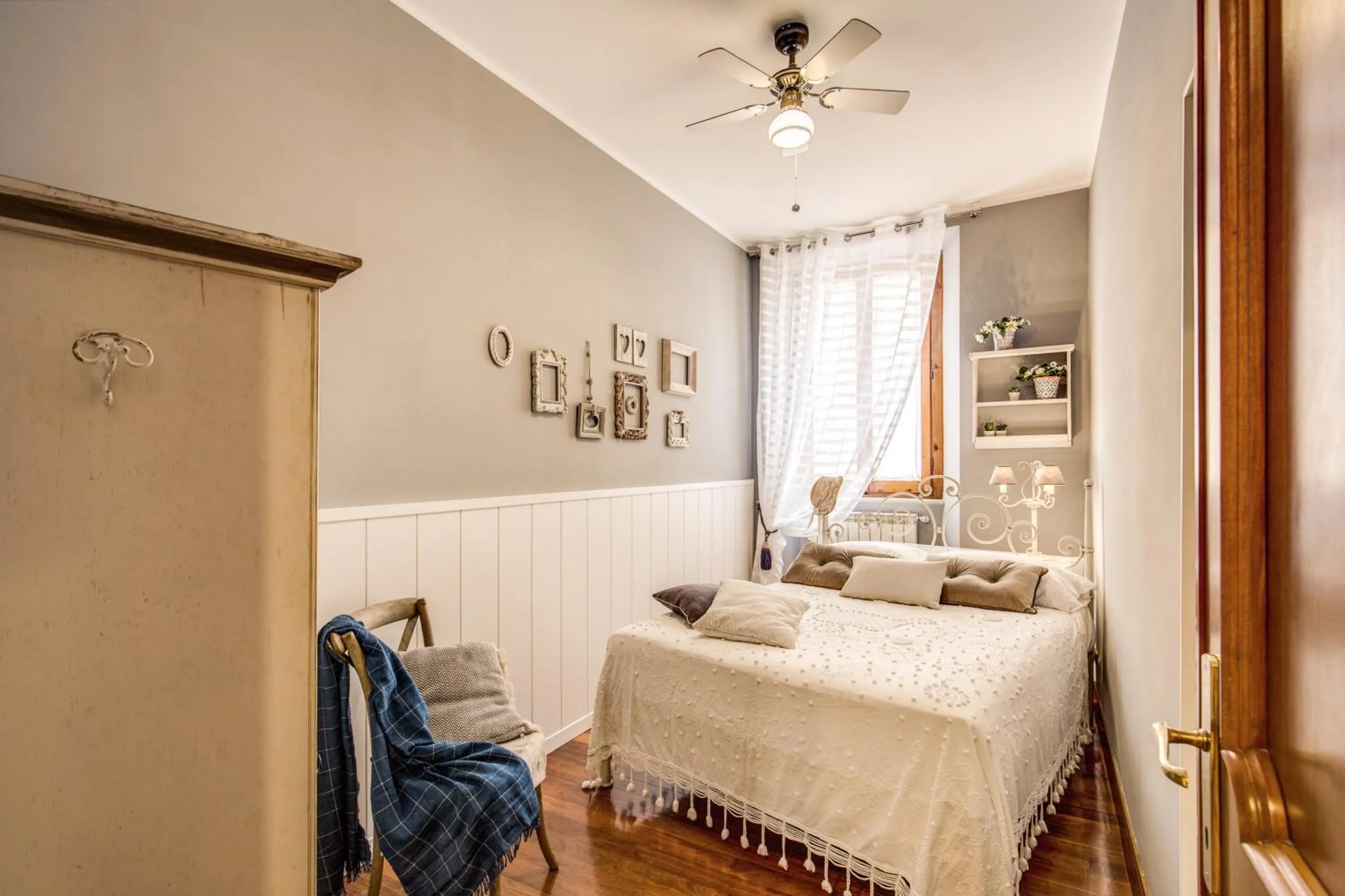 Bedroom, Bed in Spanish Steps Miracle Suite