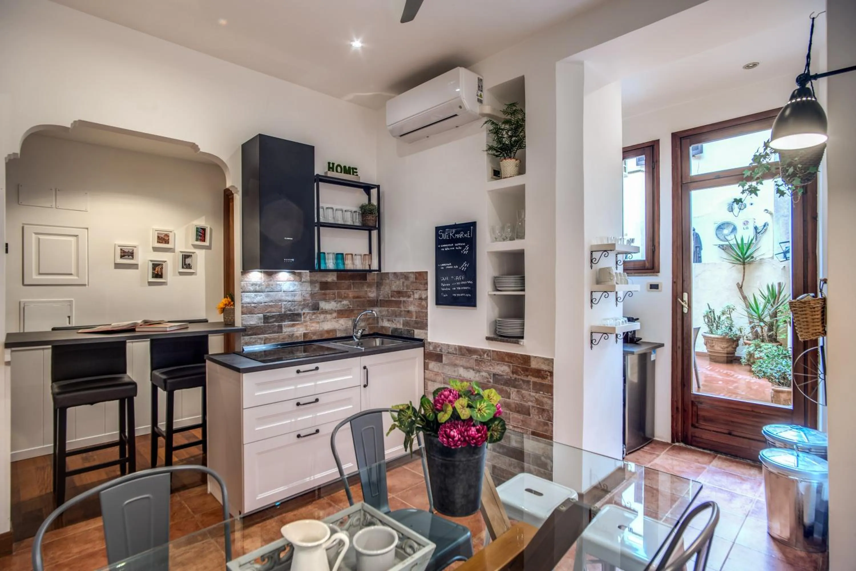Dining area in Spanish Steps Miracle Suite