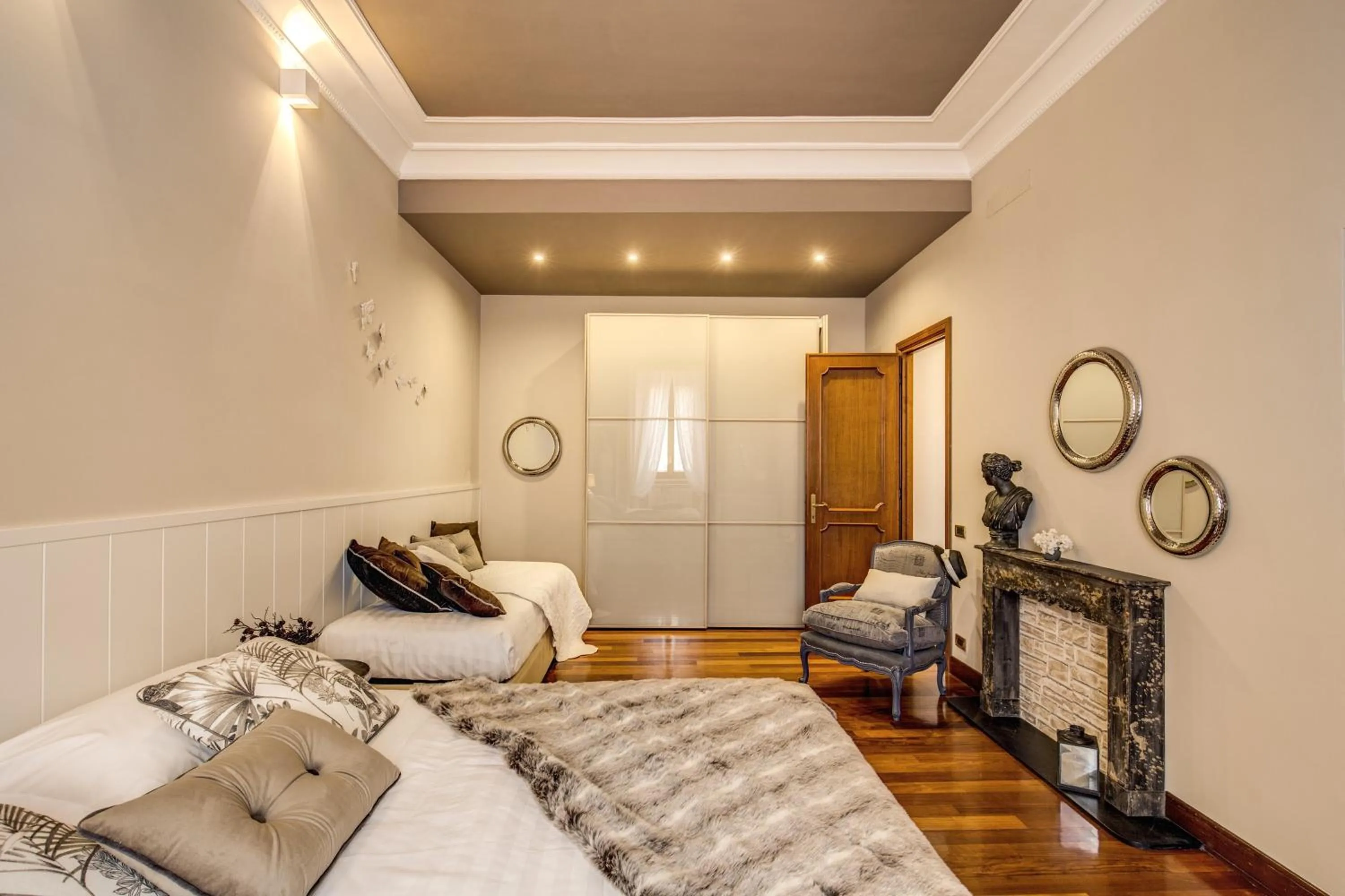 Bedroom, Bed in Spanish Steps Miracle Suite