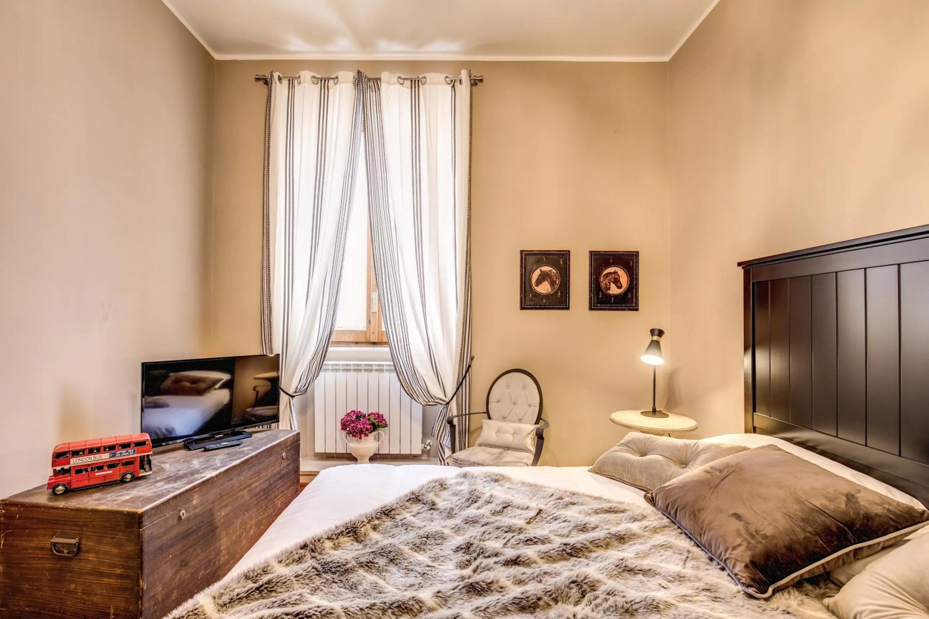 Bedroom, Bed in Spanish Steps Miracle Suite