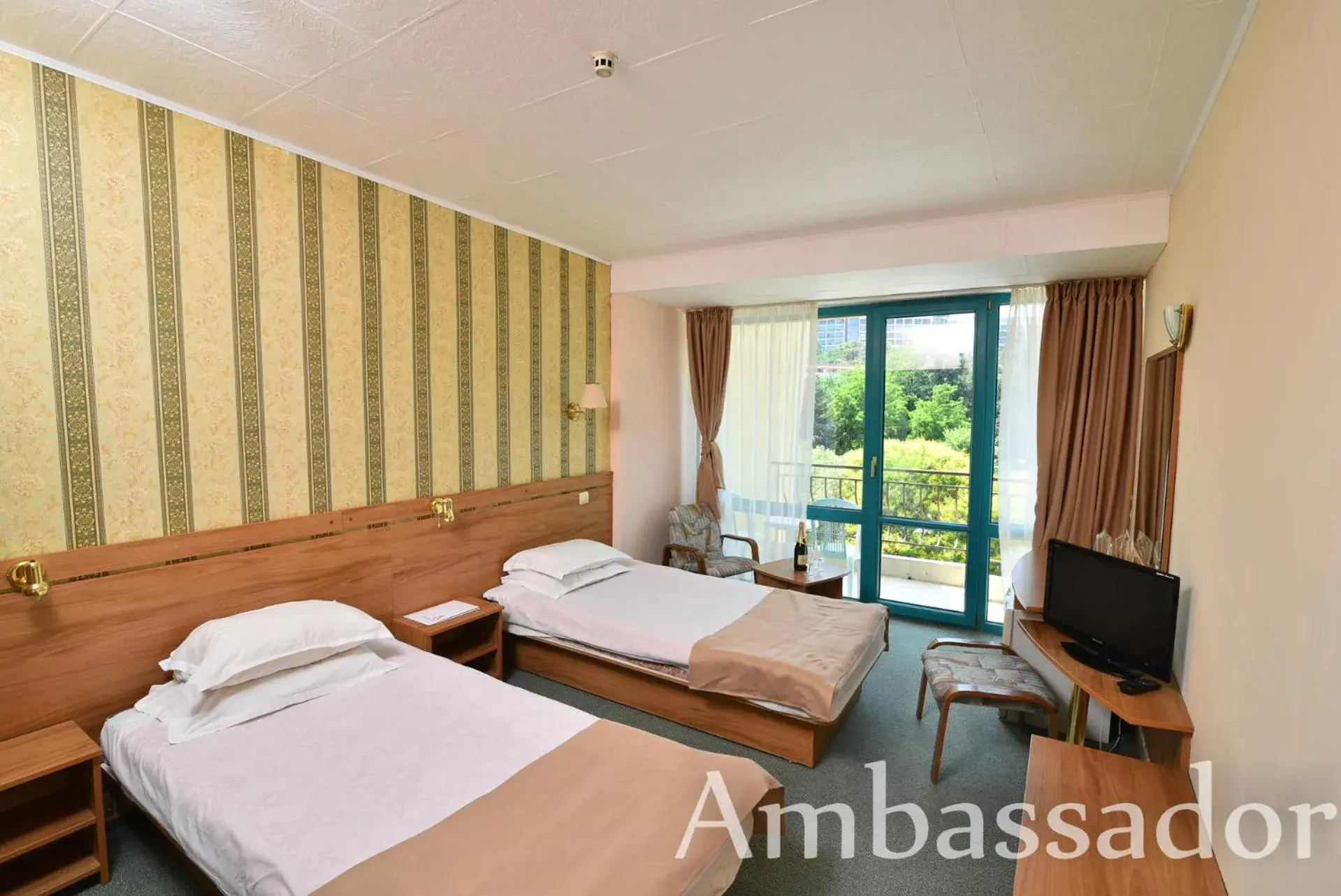 Twin Room with Balcony in Hotel Ambassador - Free Parking Twin Room with Balcony in Hotel Ambassador - Free Parking