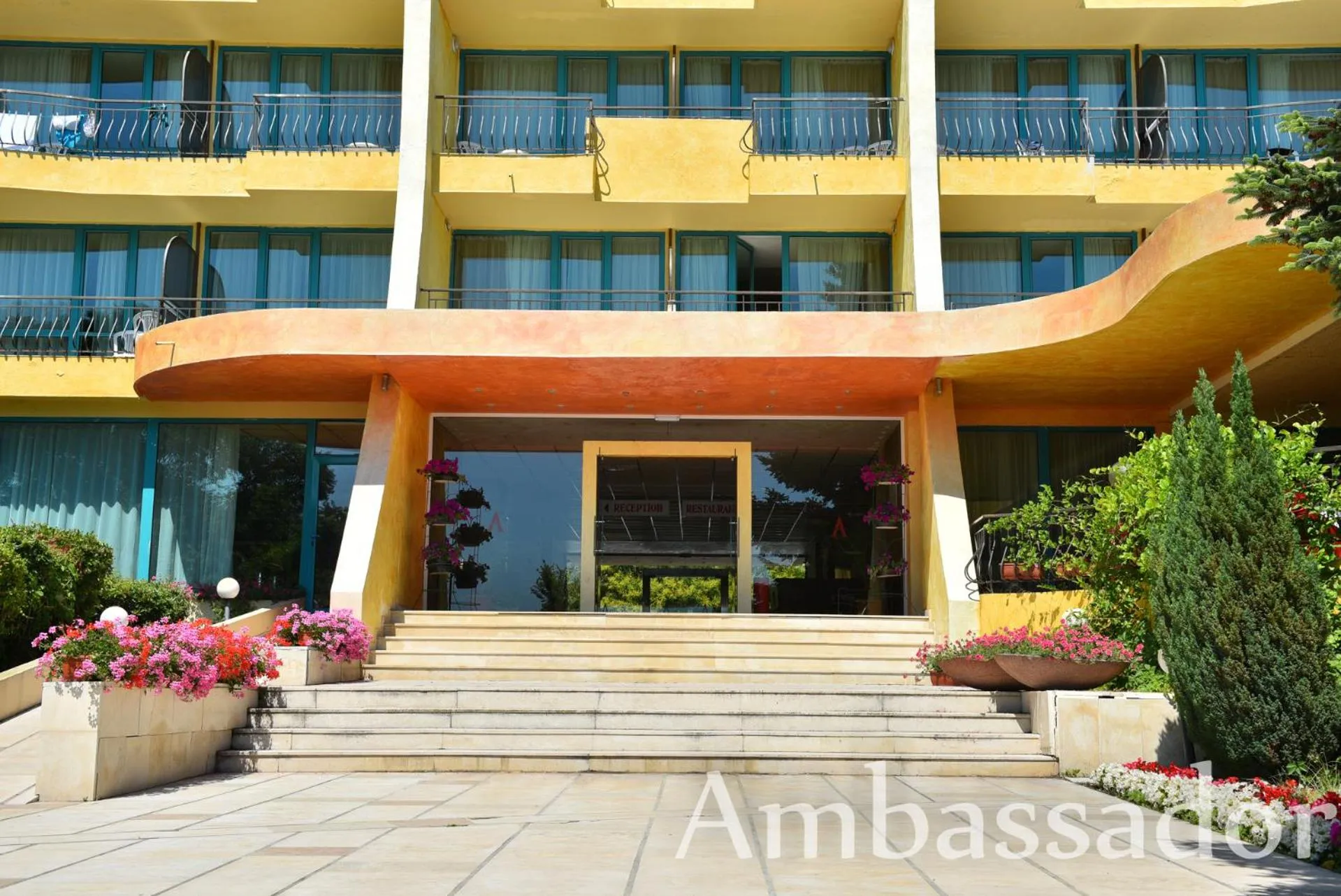 Facade/entrance in Hotel Ambassador - Free Parking
