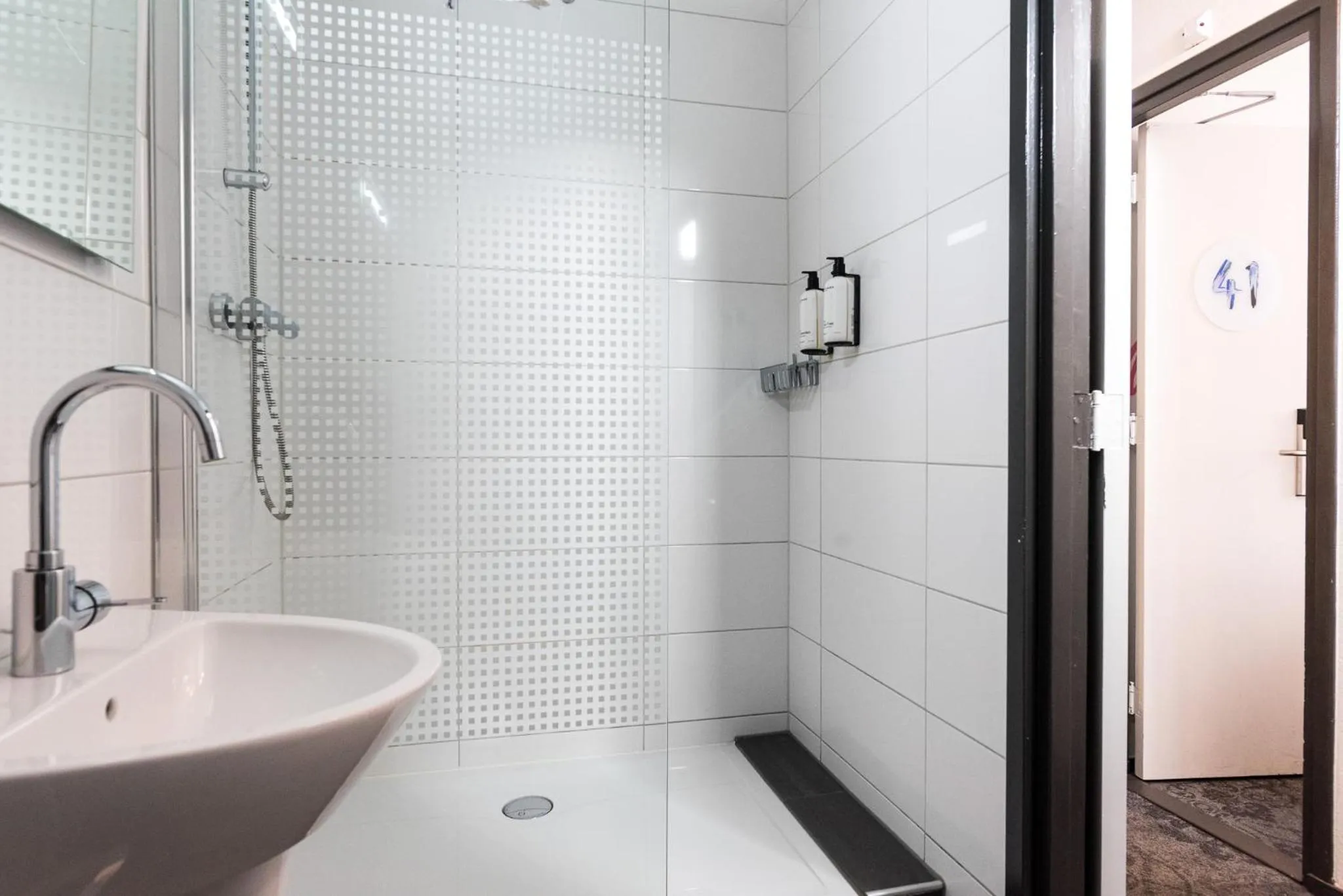 Shower in Hotel Pauw