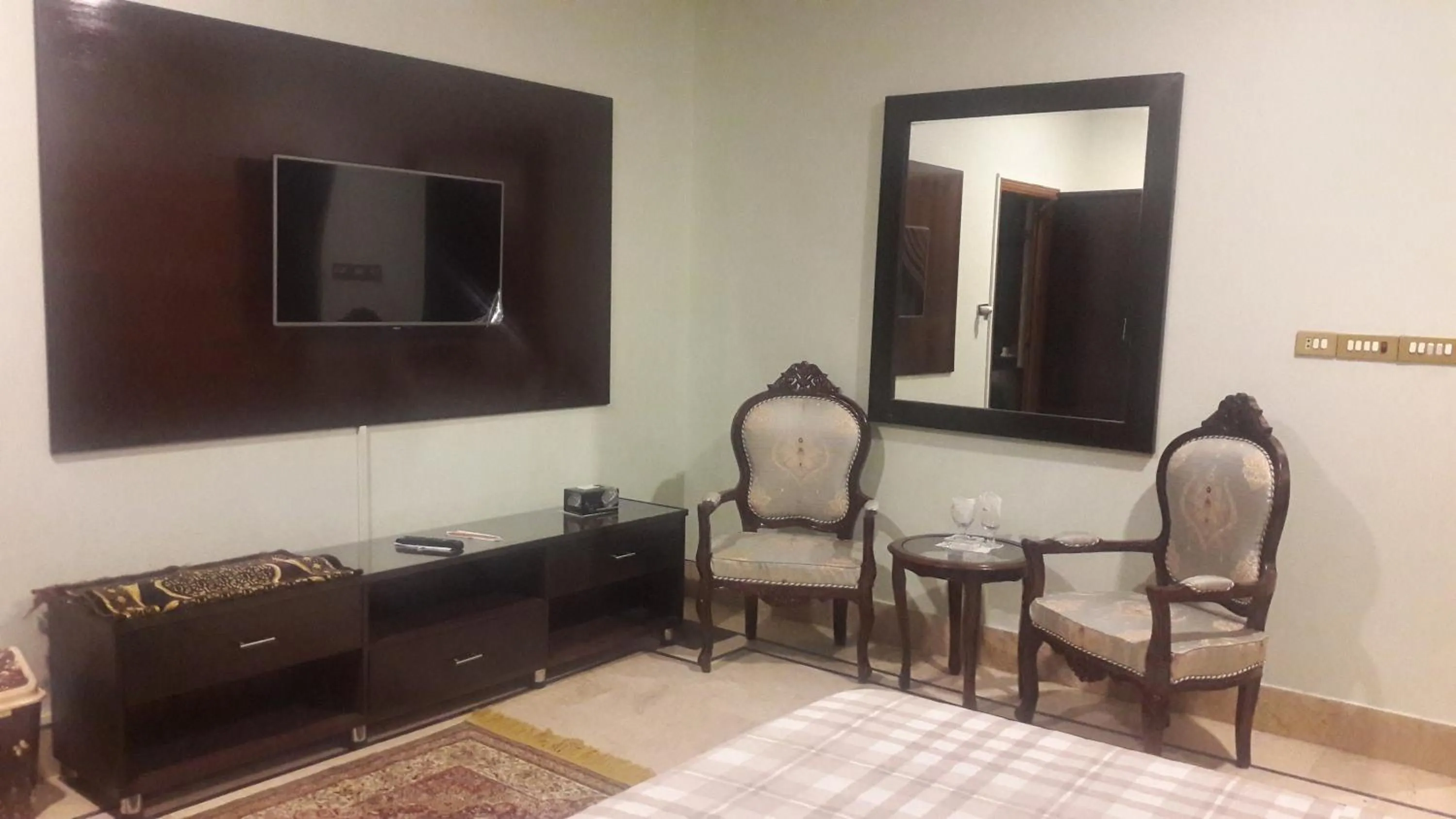 Seating area, Bed in Hotel Seven 7