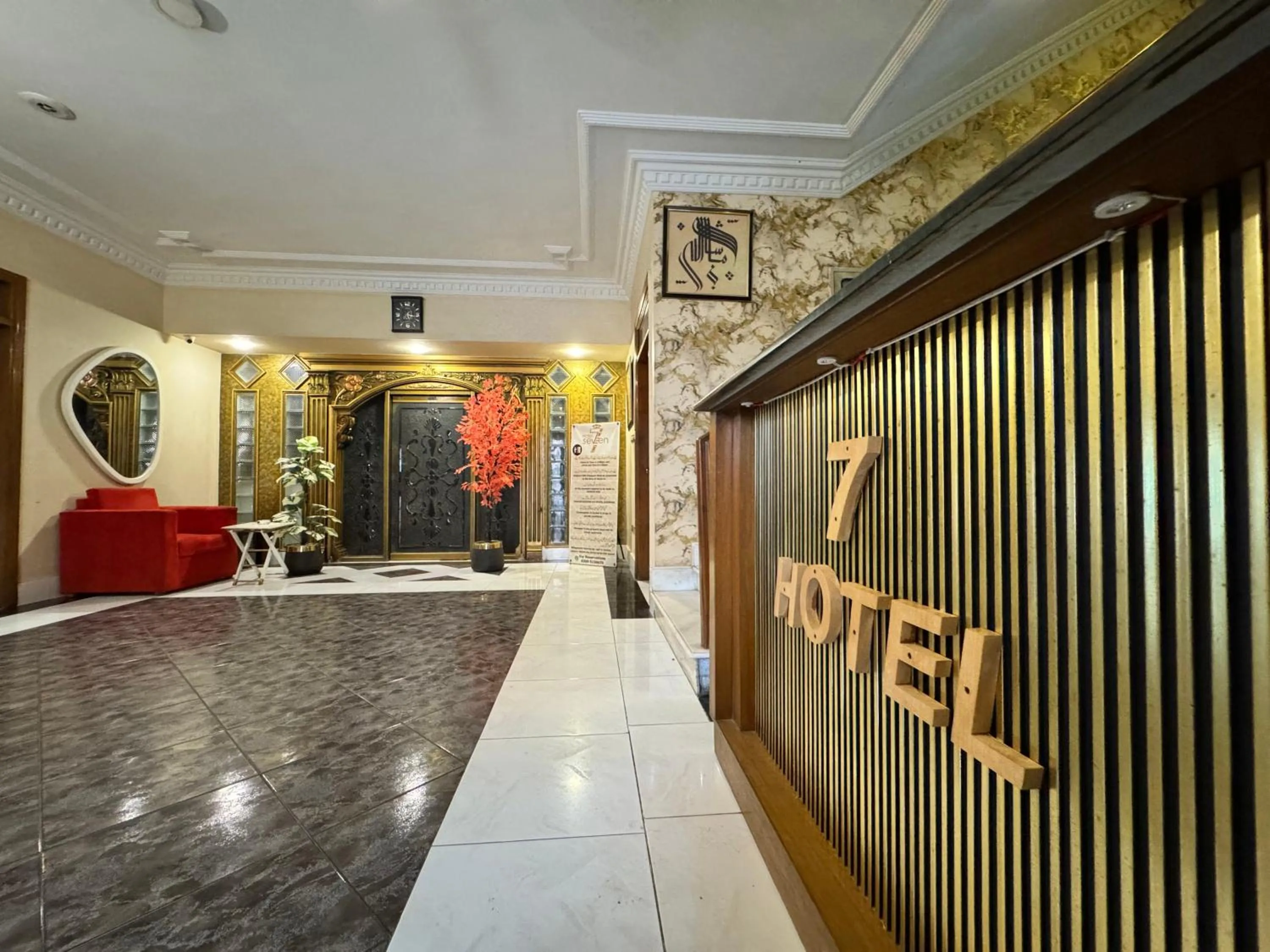 Facade/entrance in Hotel Seven 7