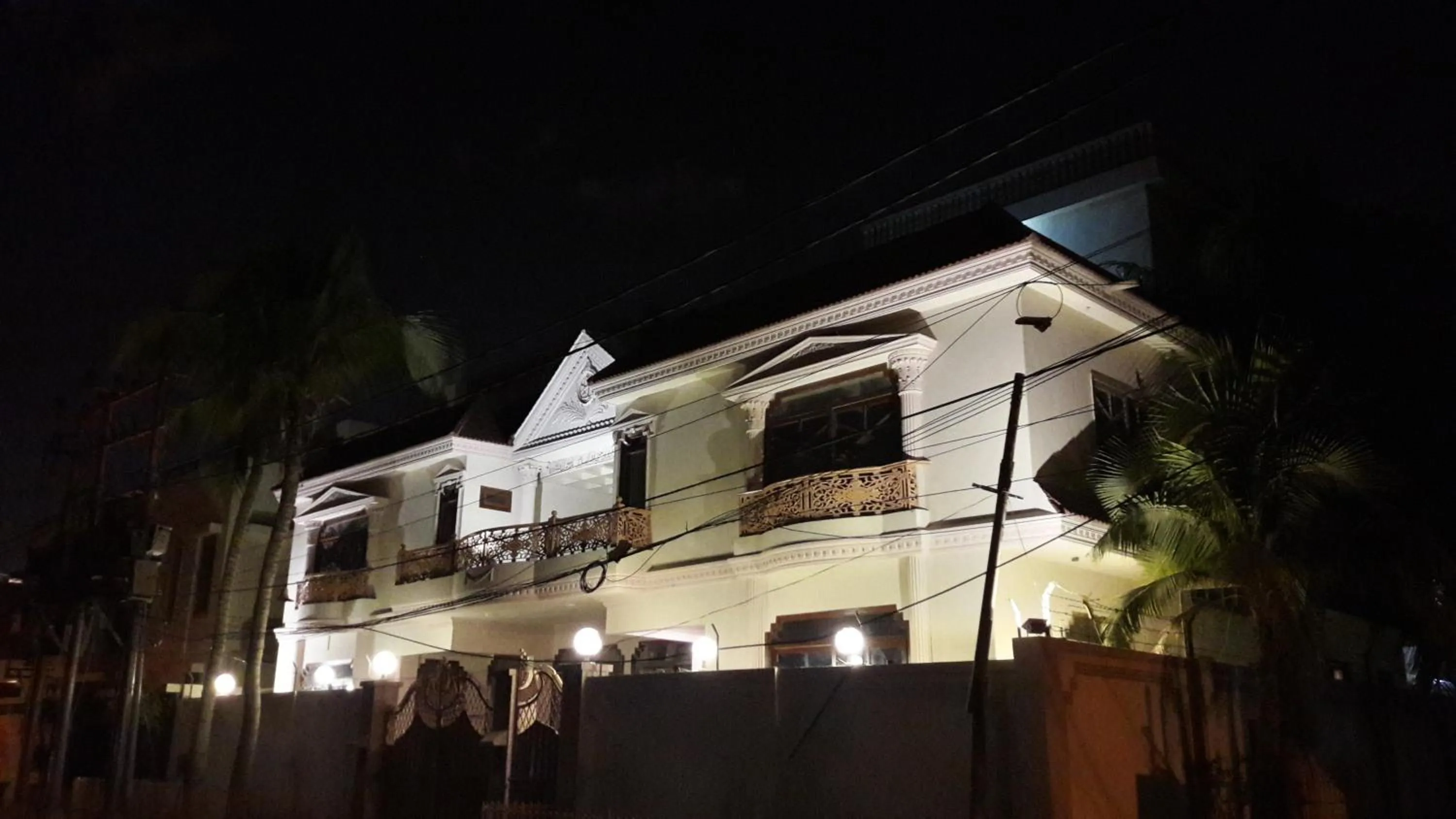 Property building in Hotel Seven 7