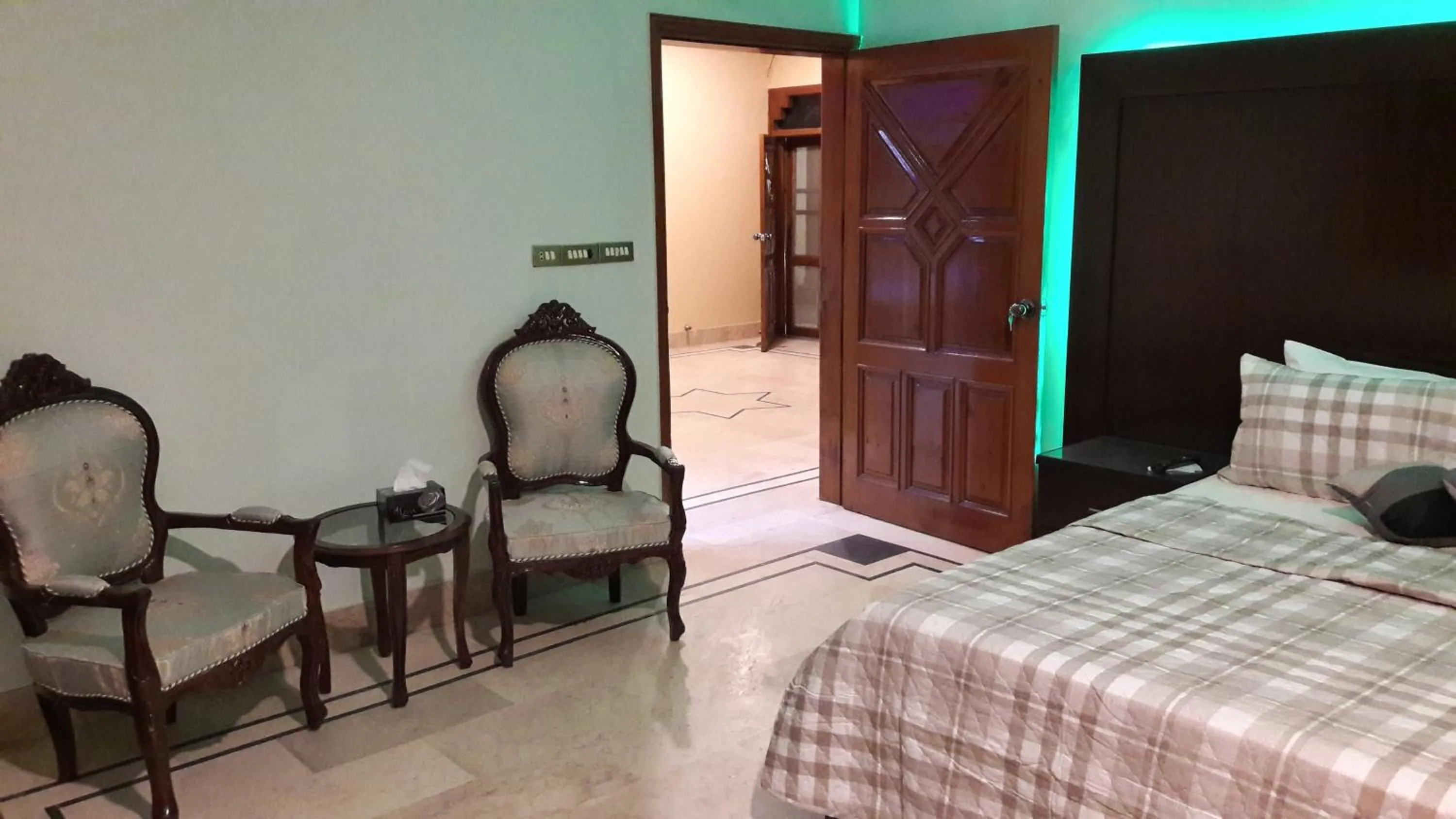 Seating area, Bed in Hotel Seven 7