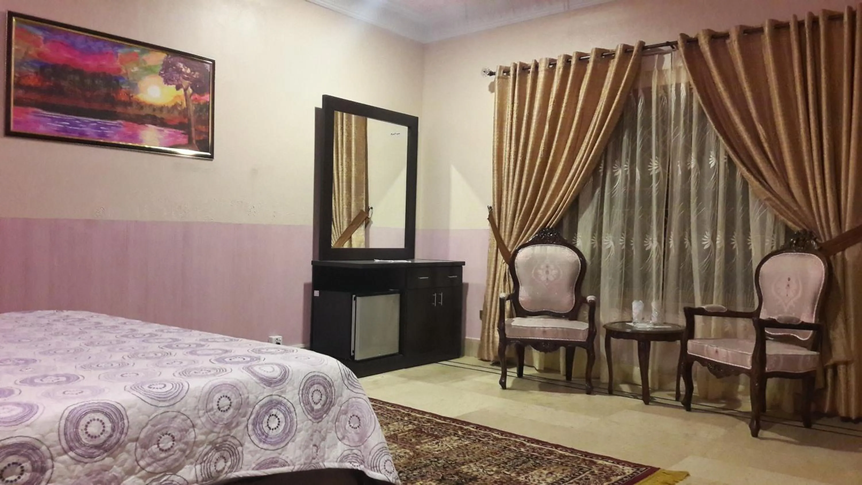 Seating area, Bed in Hotel Seven 7