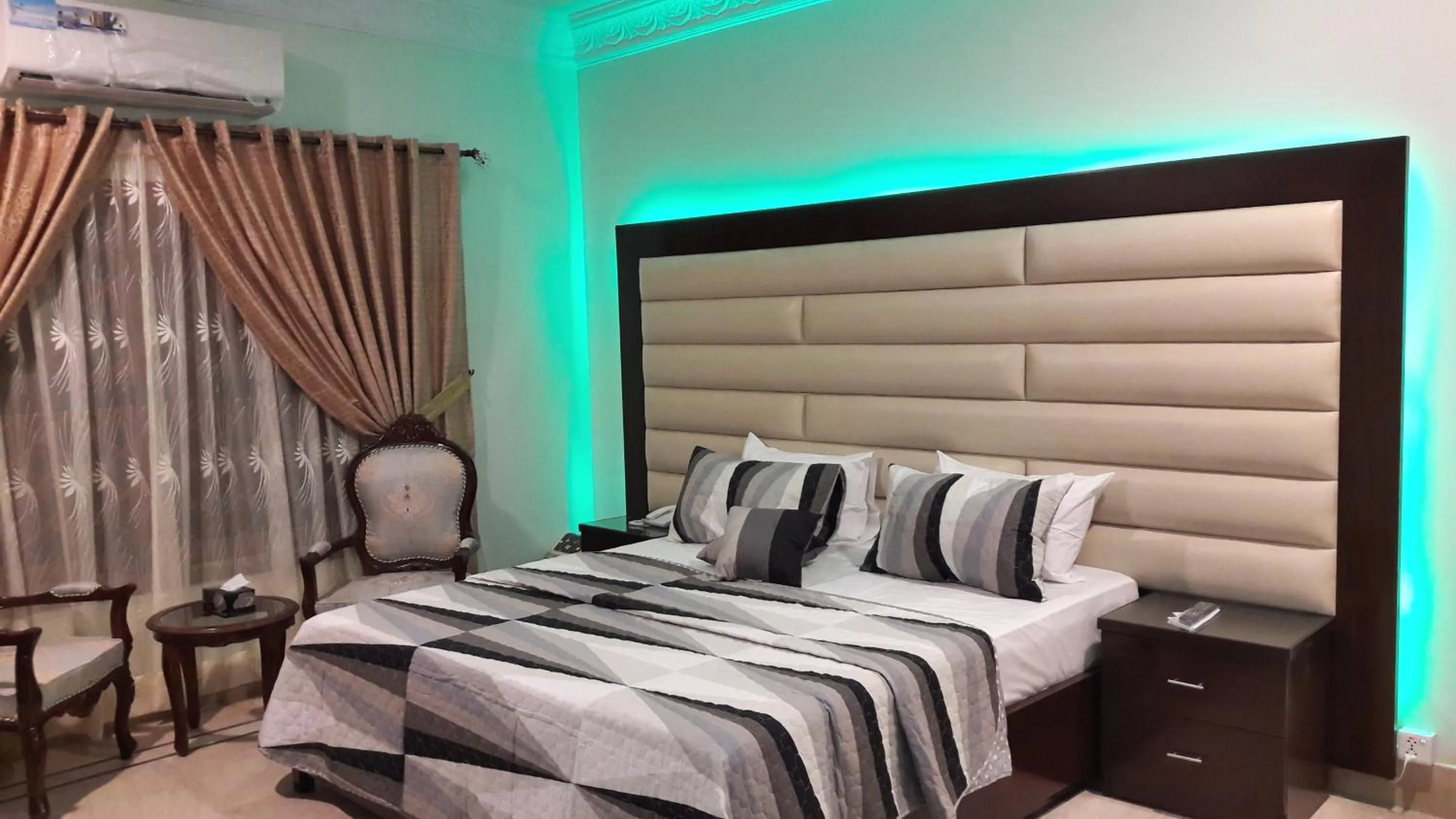 Bedroom, Bed in Hotel Seven 7