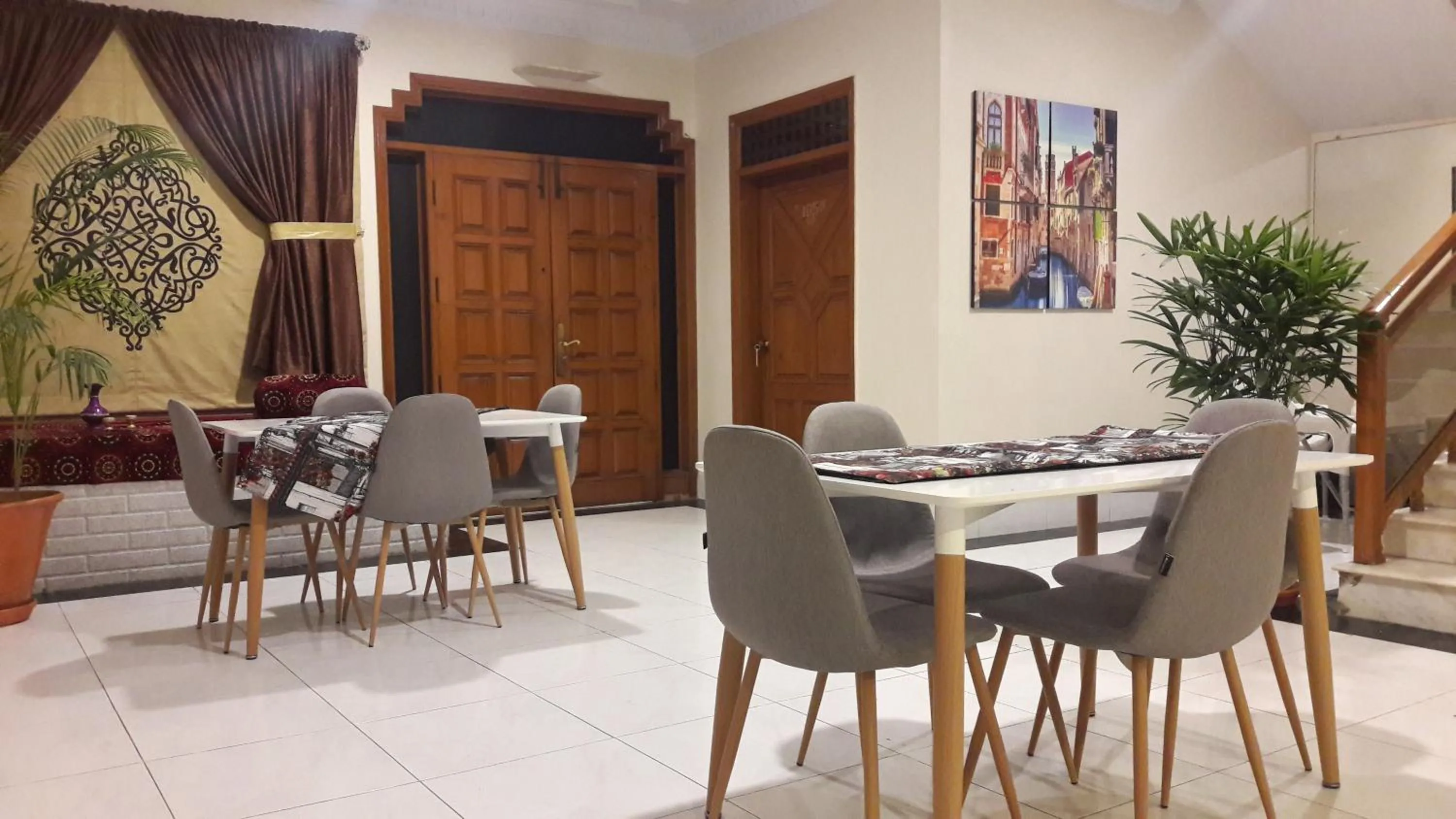 Restaurant/places to eat in Hotel Seven 7