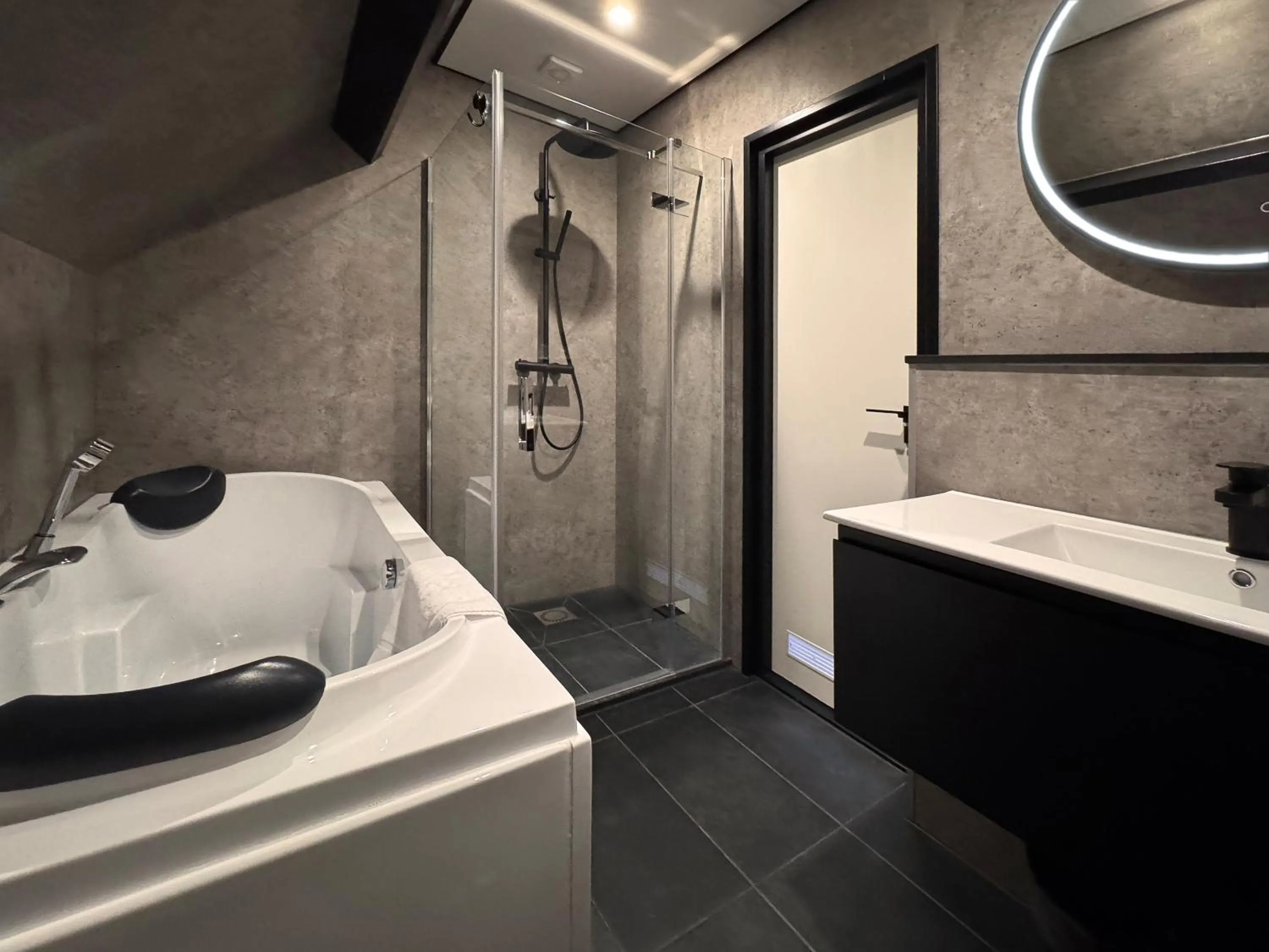 Shower in Atlas Village Brielle