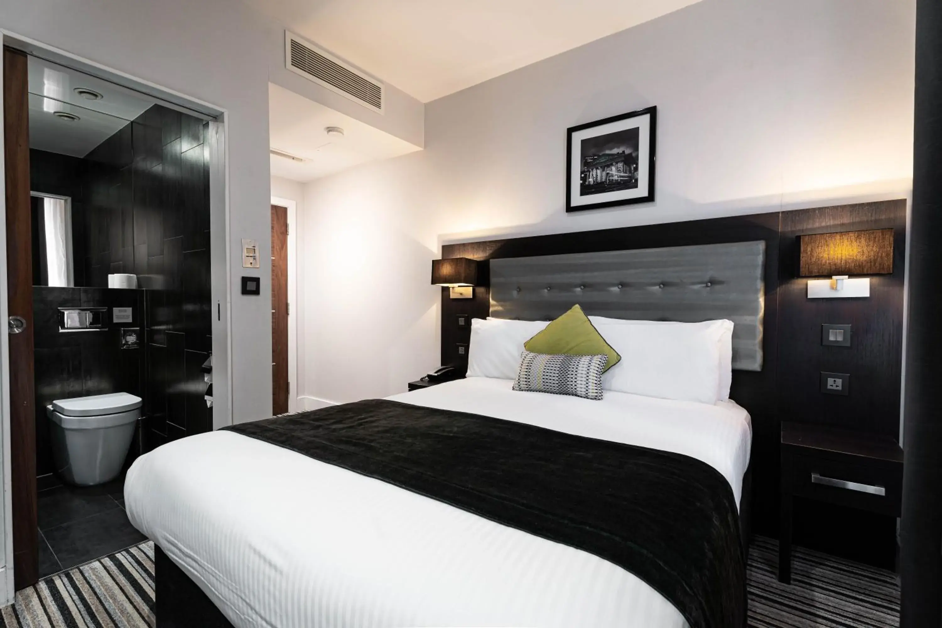 Double Room with Private Bathroom in The W14 Kensington Double Room with Private Bathroom in The W14 Kensington