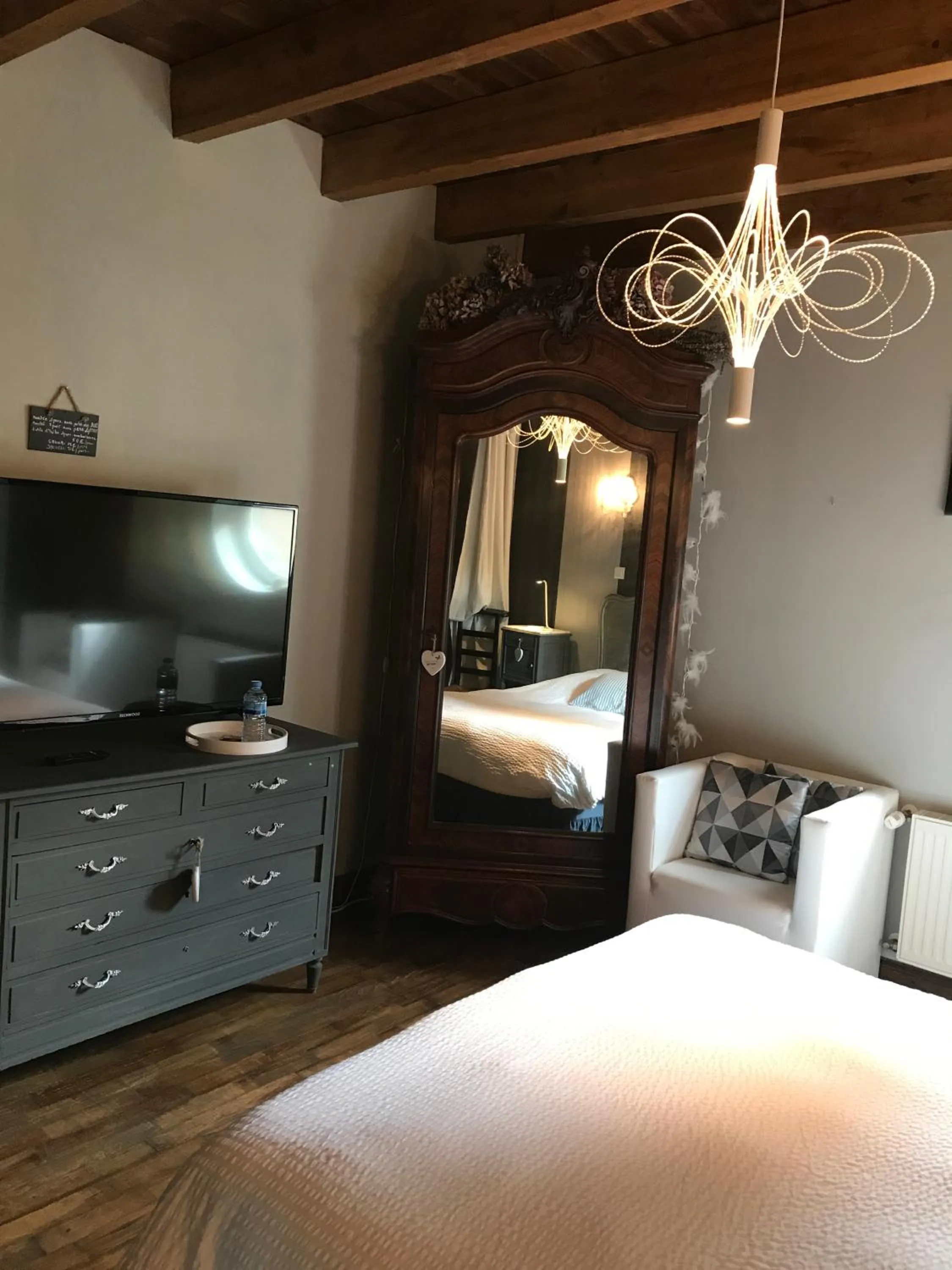 Bed in Logis Hôtel DOMAINE du MOULIN