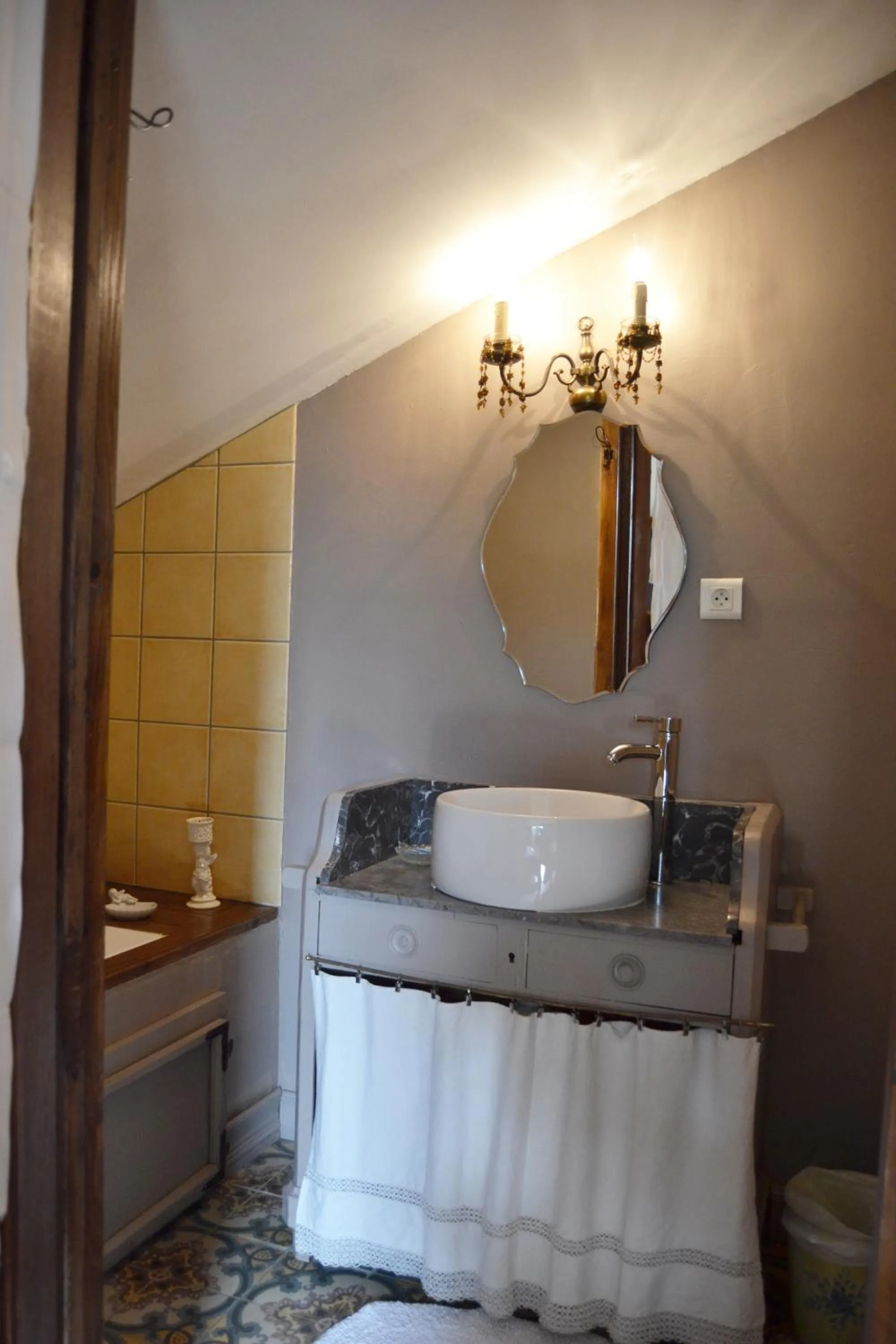 Bathroom in Logis Hôtel DOMAINE du MOULIN