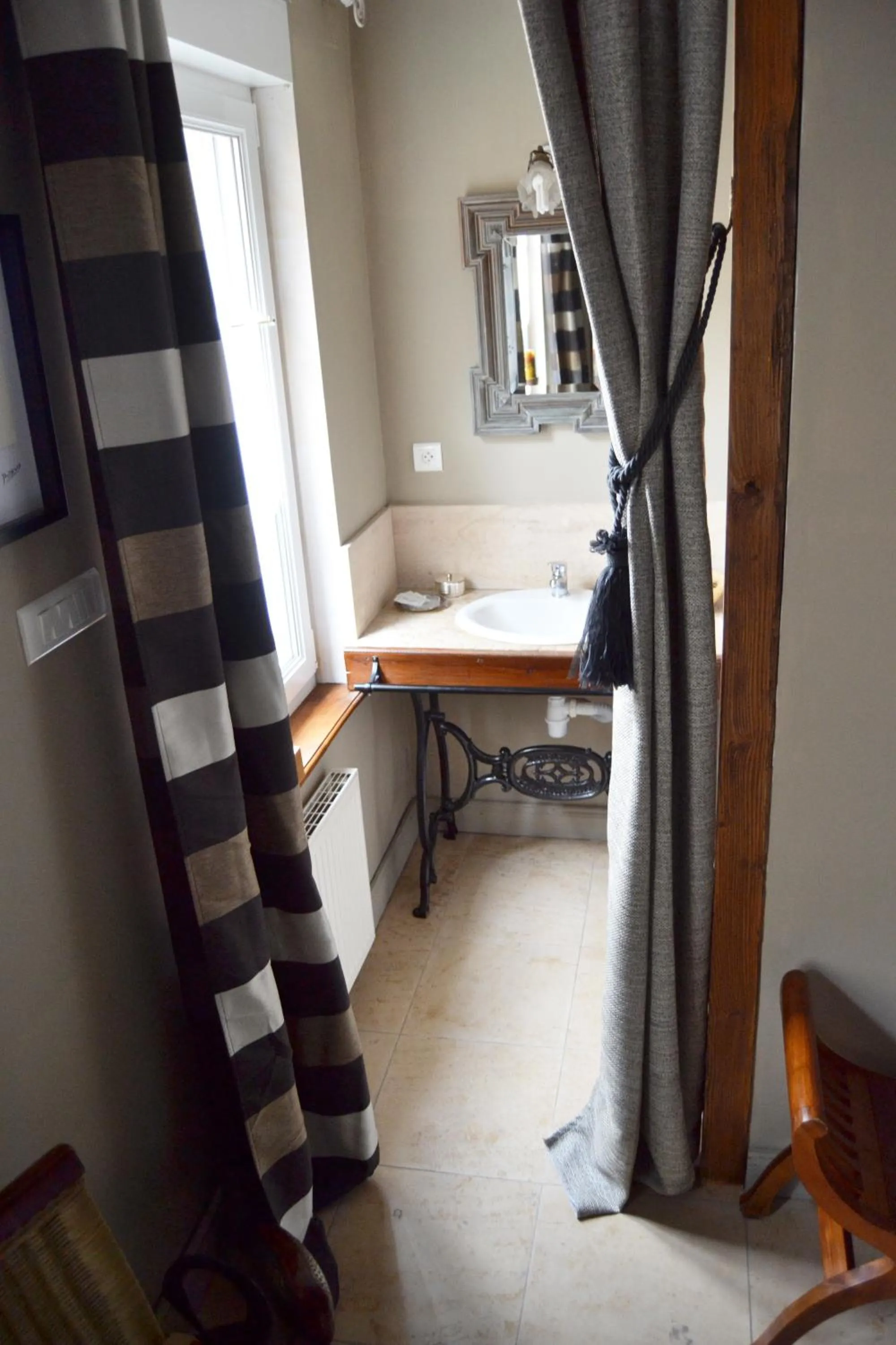 Bathroom, Bed in Logis Hôtel DOMAINE du MOULIN