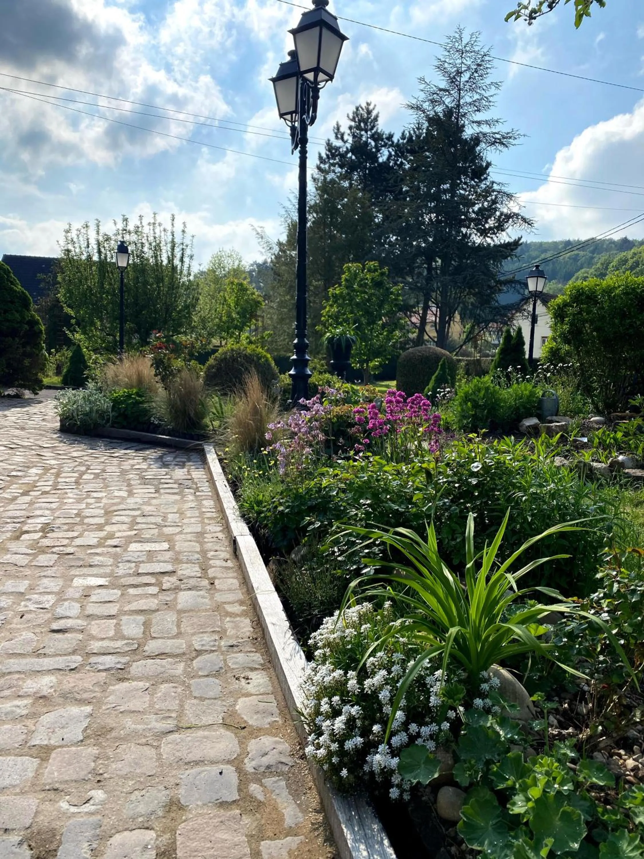 Garden in Logis Hôtel DOMAINE du MOULIN