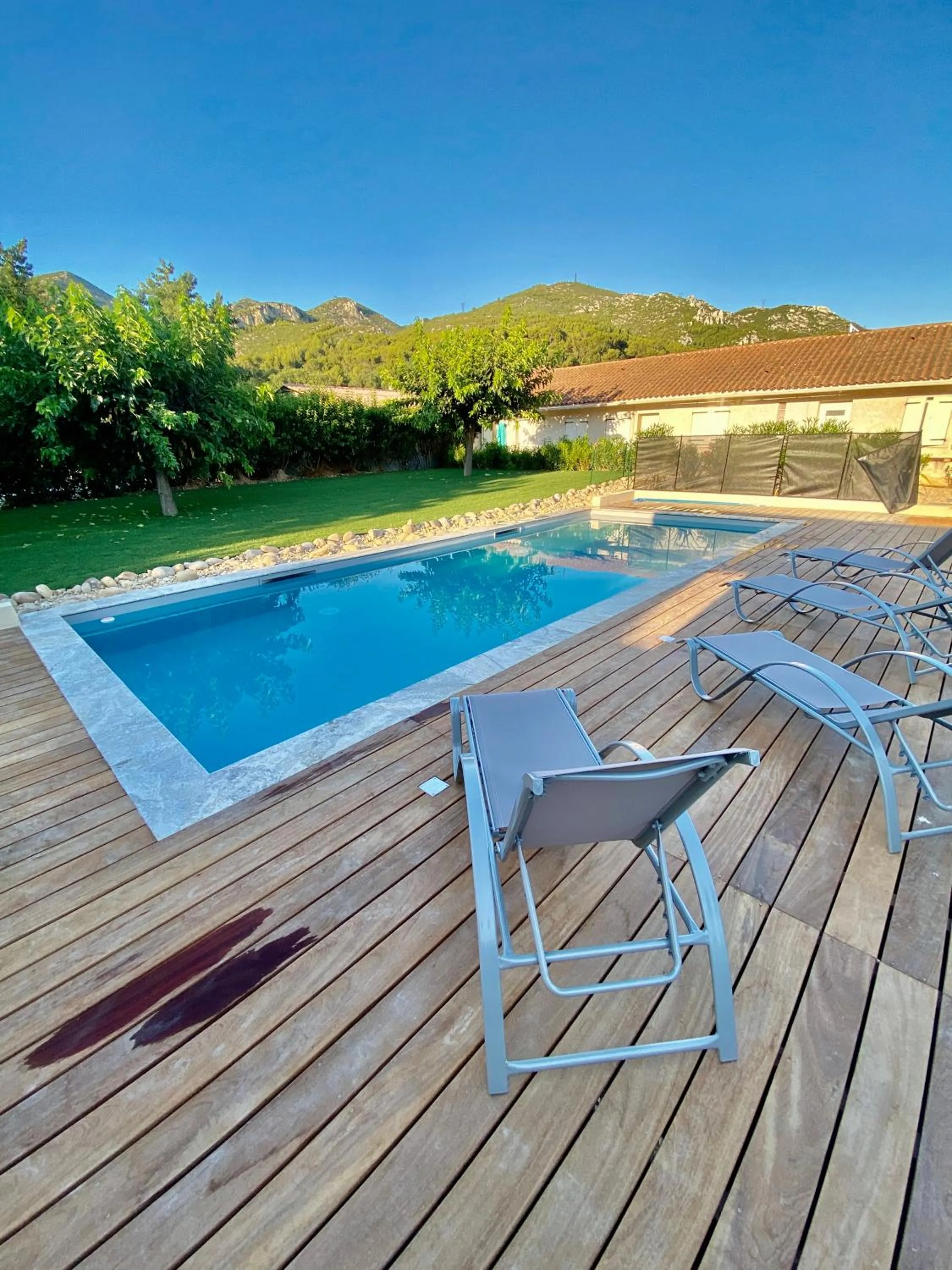 Swimming pool in Contact Hôtel Le Provence