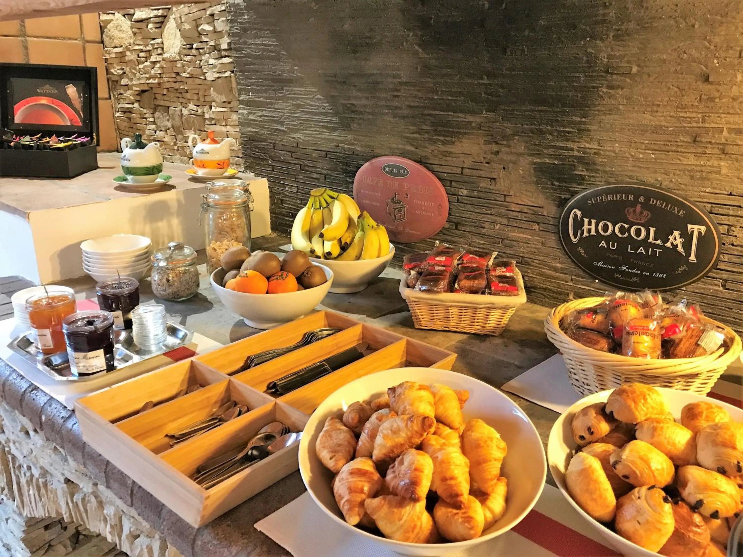 Buffet breakfast in Contact Hôtel Le Provence