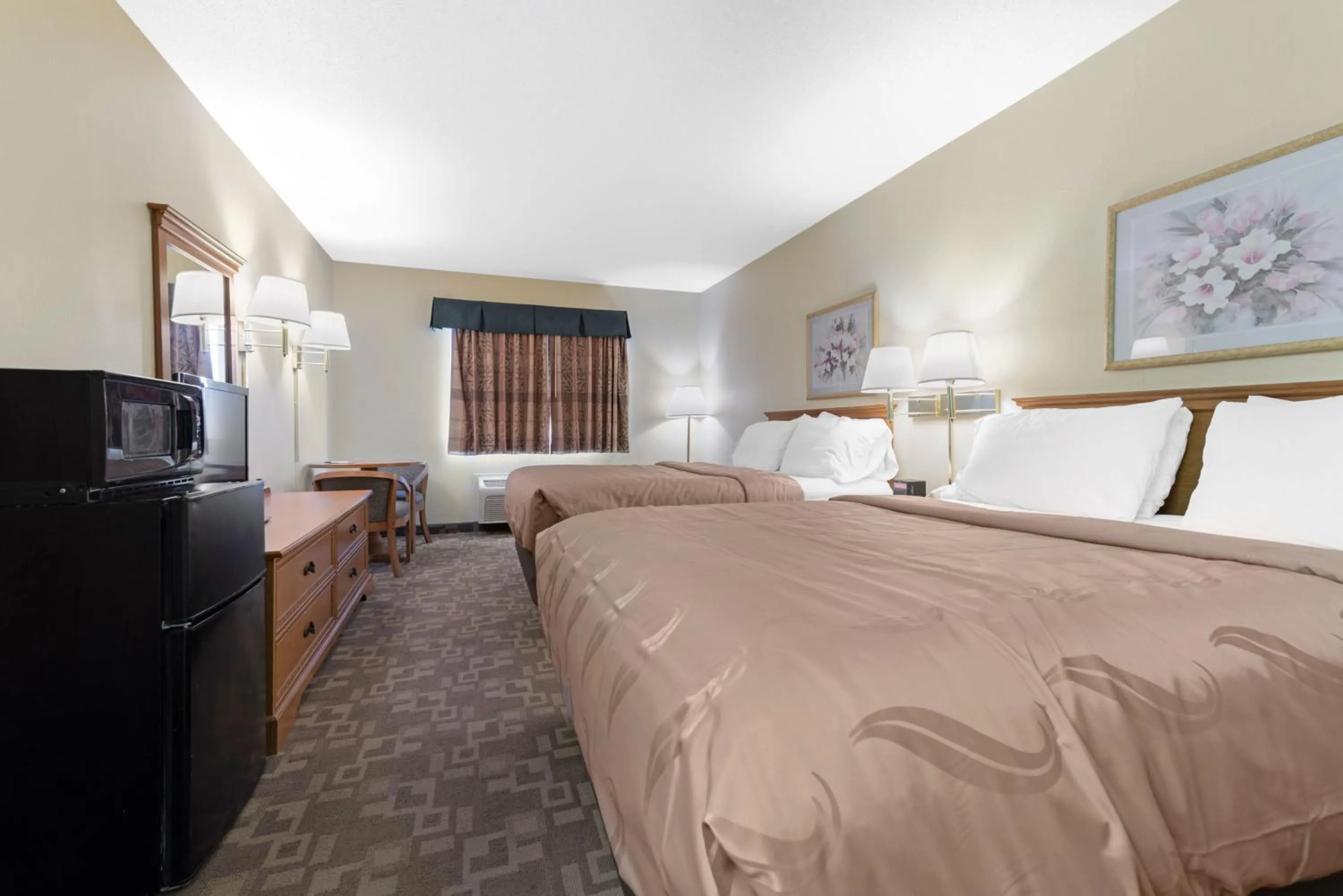 Photo of the whole room, Bed in Quality Inn Washington Court House