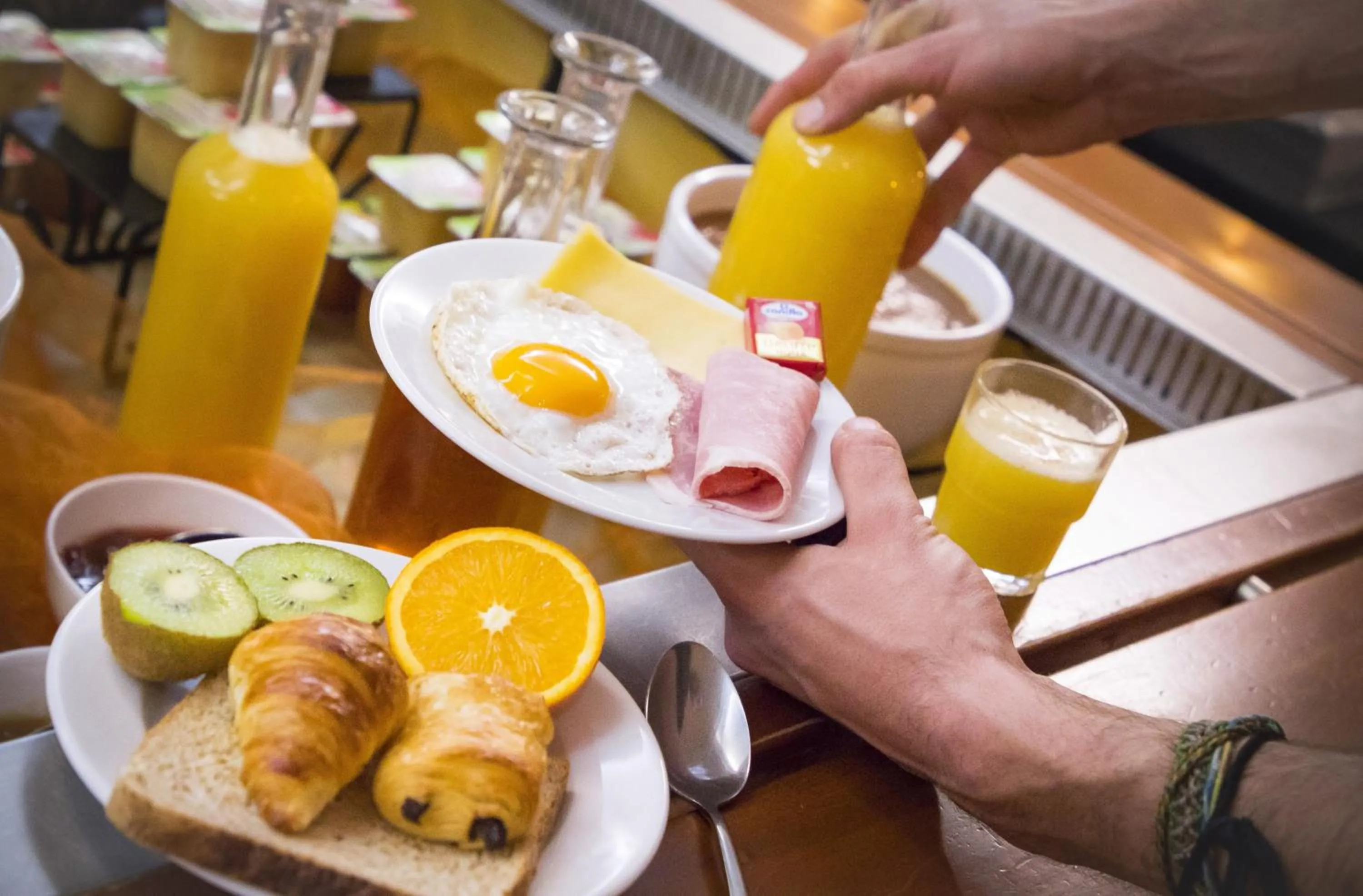 Buffet breakfast in Hôtel Club MMV Le Val Cenis