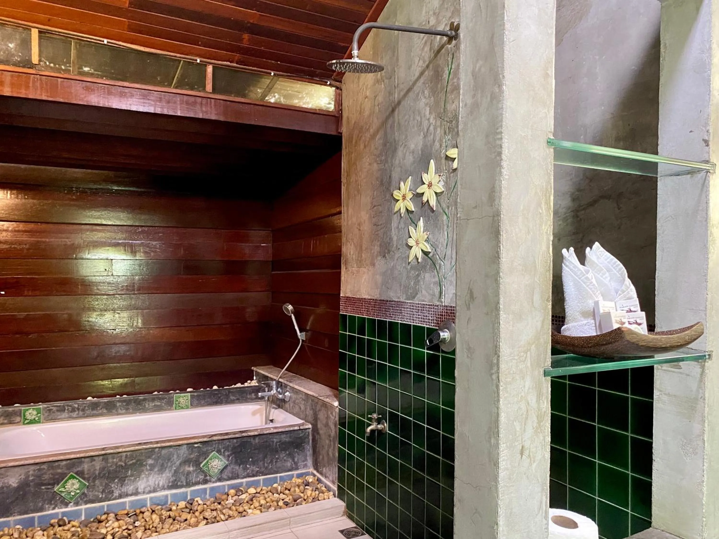 Bathroom in Maikaew Damnoen Resort