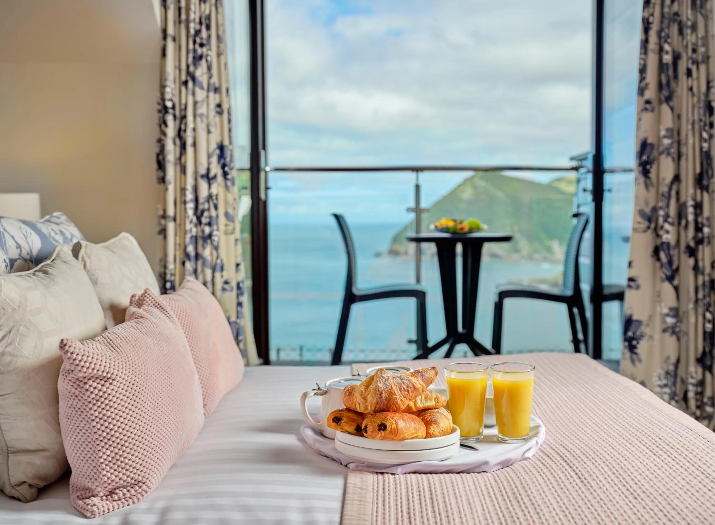 Balcony/Terrace, Bed in Sandy Cove Hotel