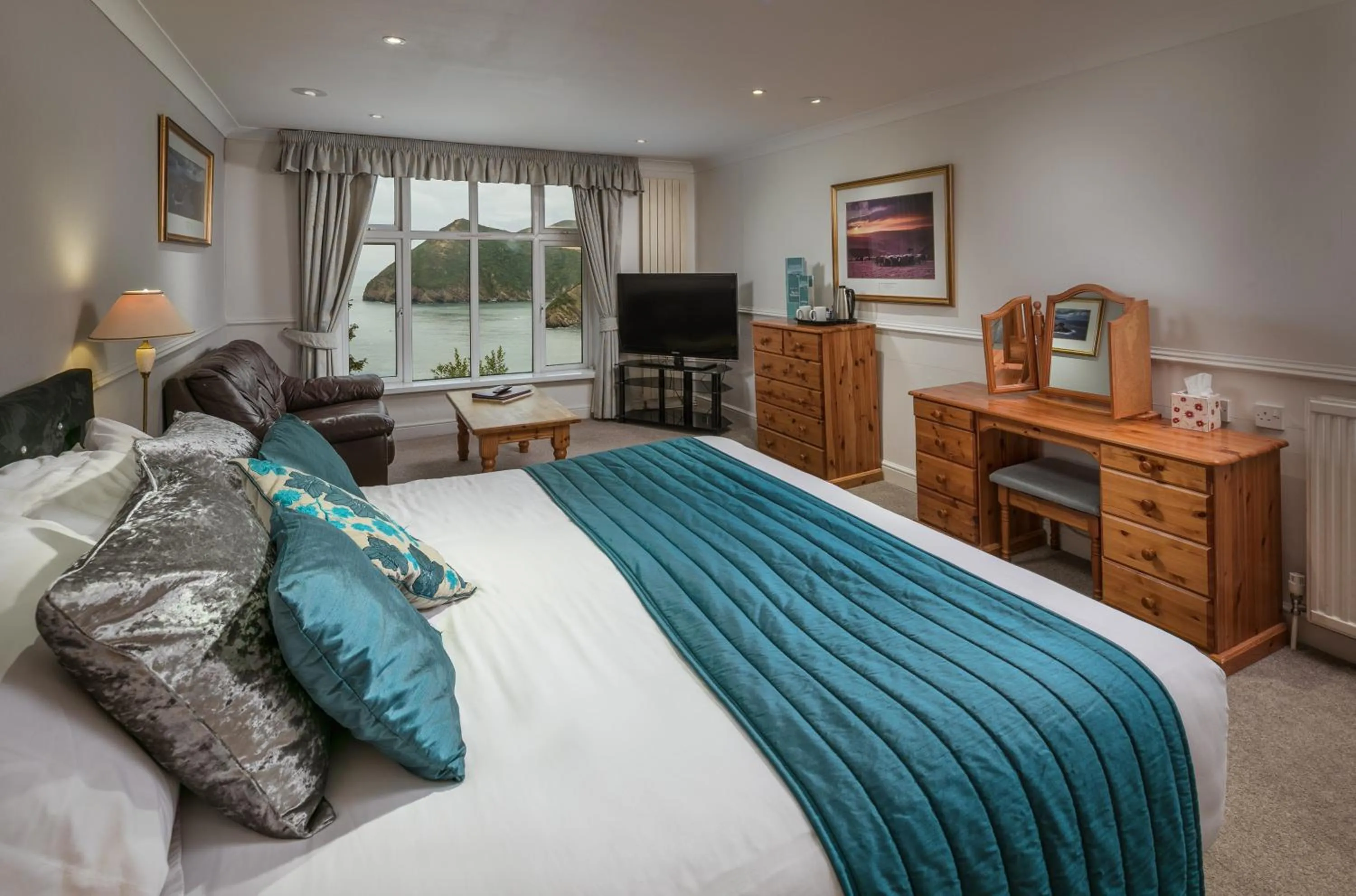 Photo of the whole room, Bed in Sandy Cove Hotel