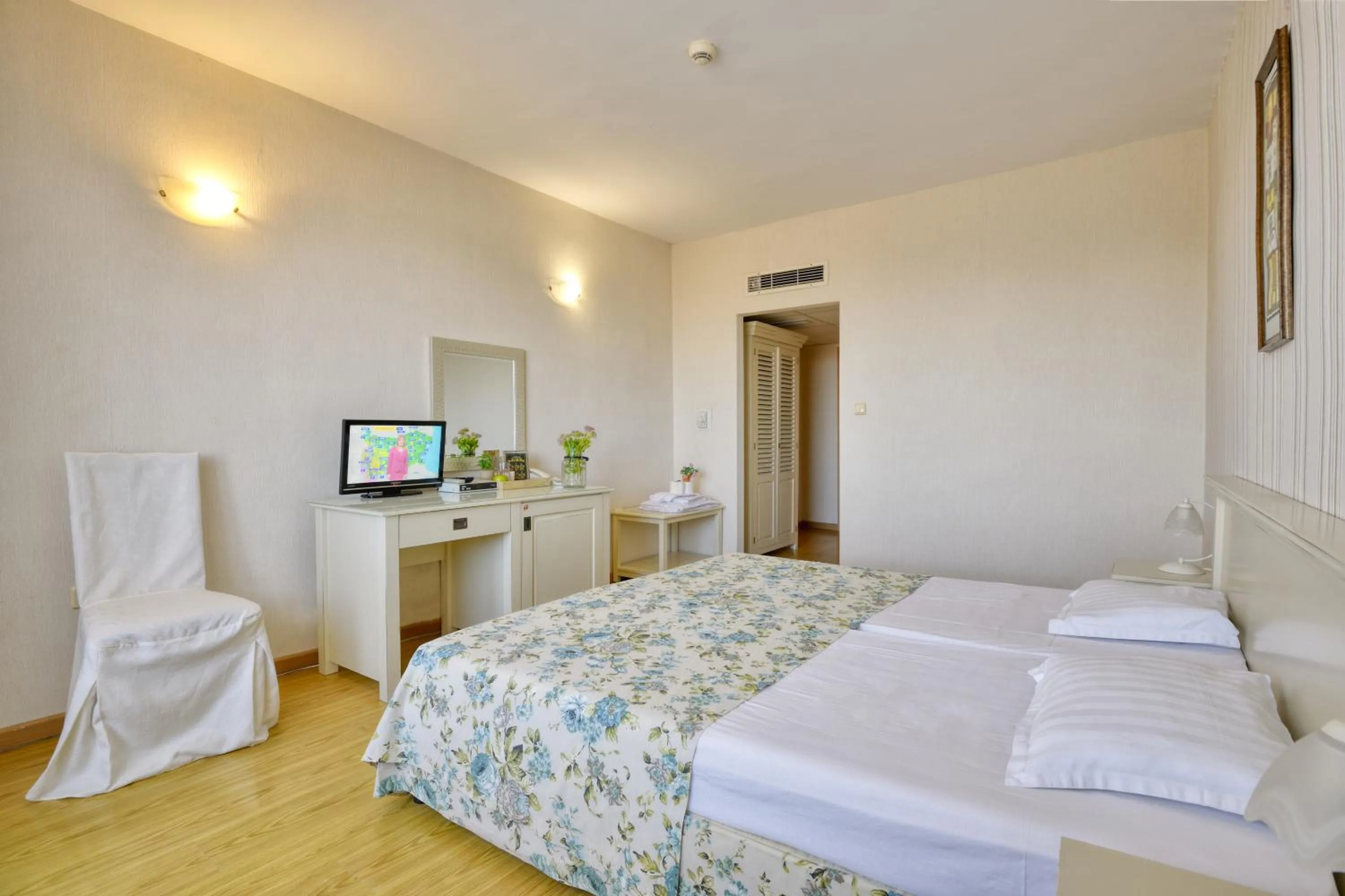 Bed in Alekta Hotel - Free Parking