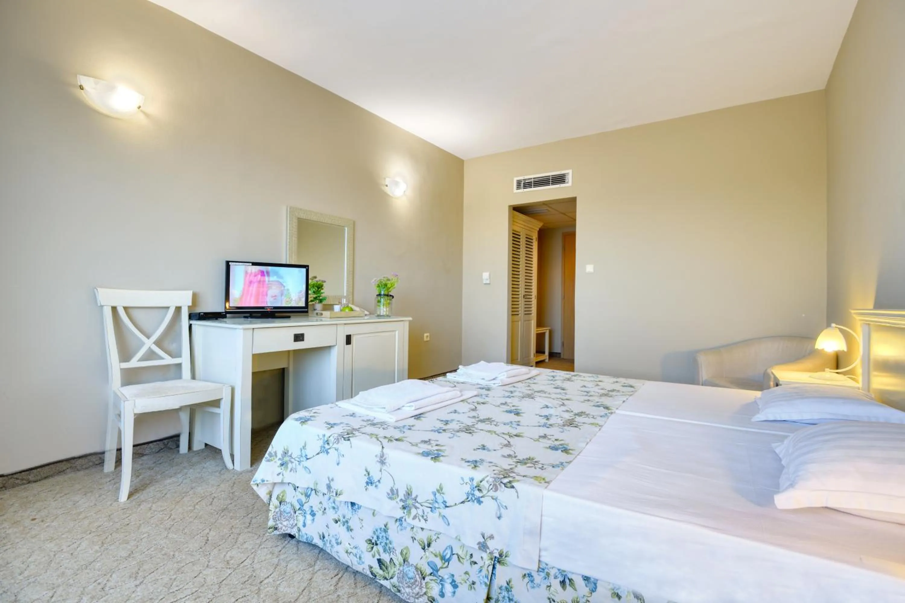 Bed in Alekta Hotel - Free Parking