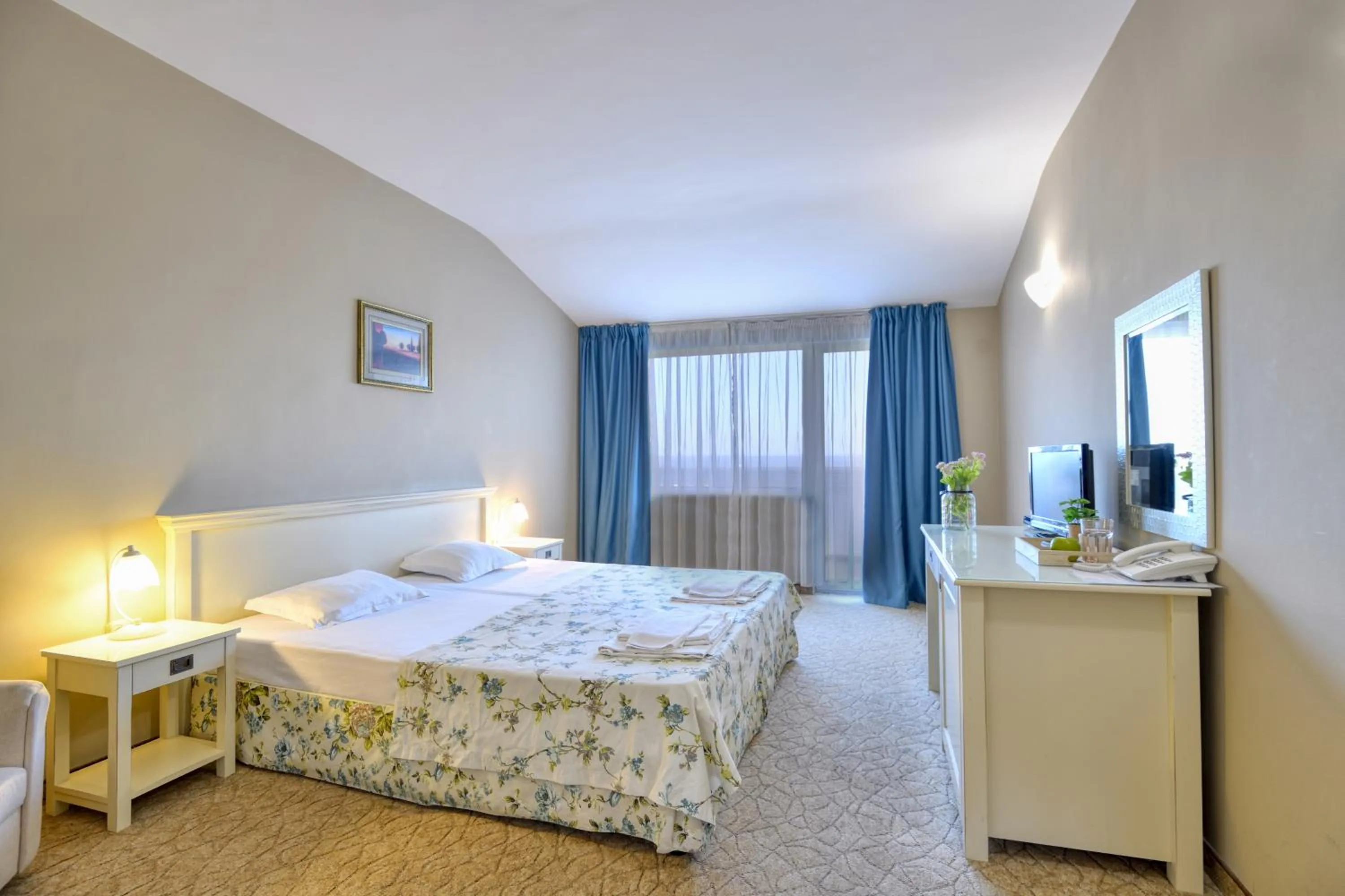 Bed in Alekta Hotel - Free Parking