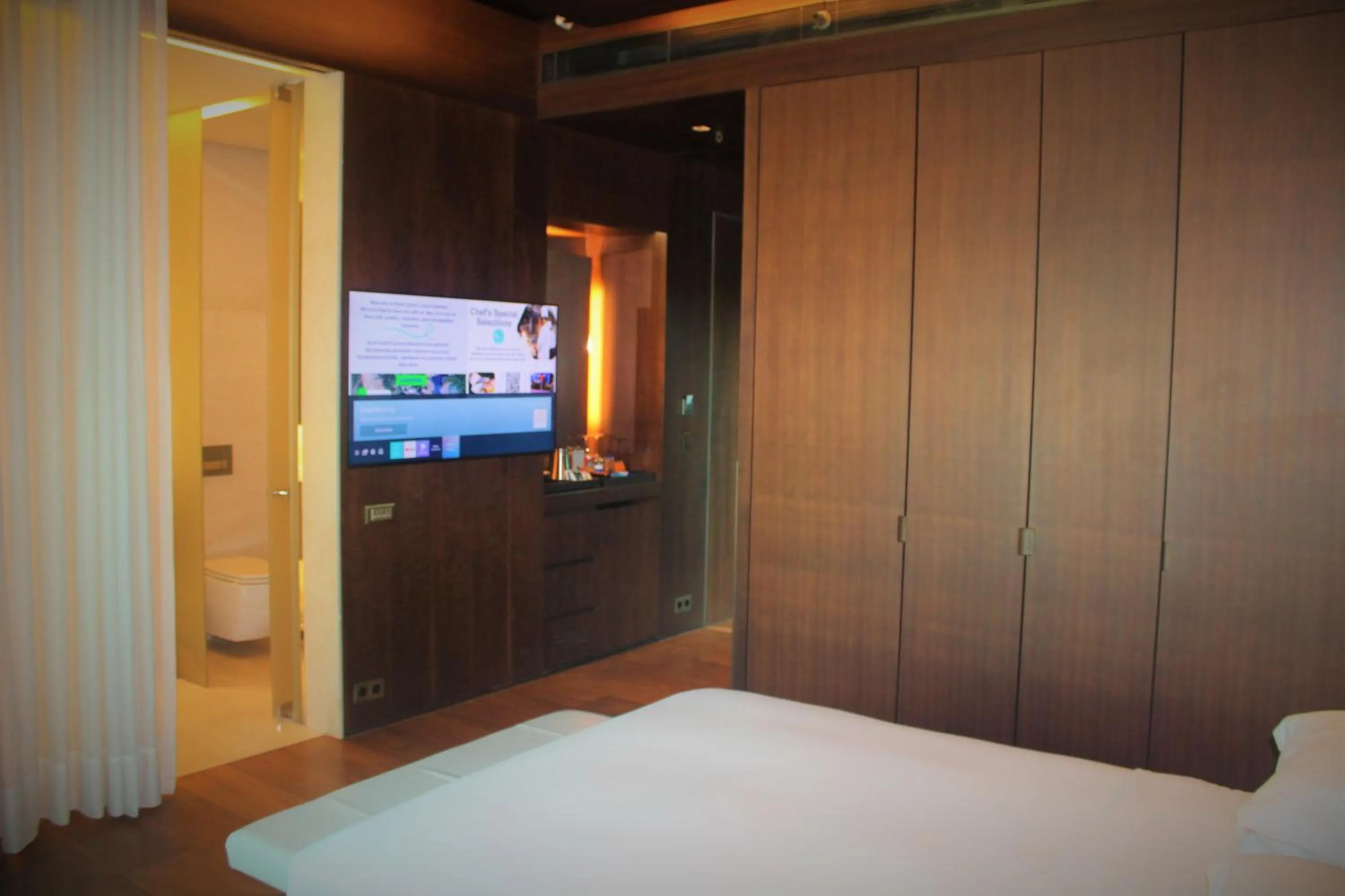 TV and multimedia, Bed in Hyatt Centric Levent Istanbul