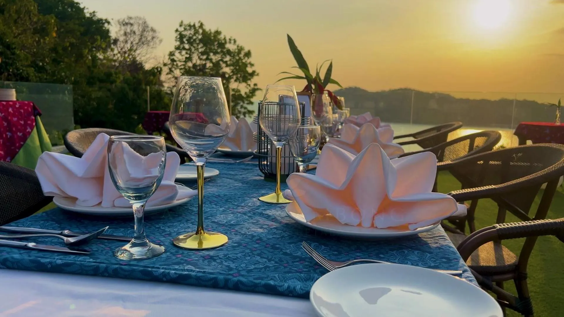 Restaurant/places to eat in Ambong Pool Villas - Private Pool