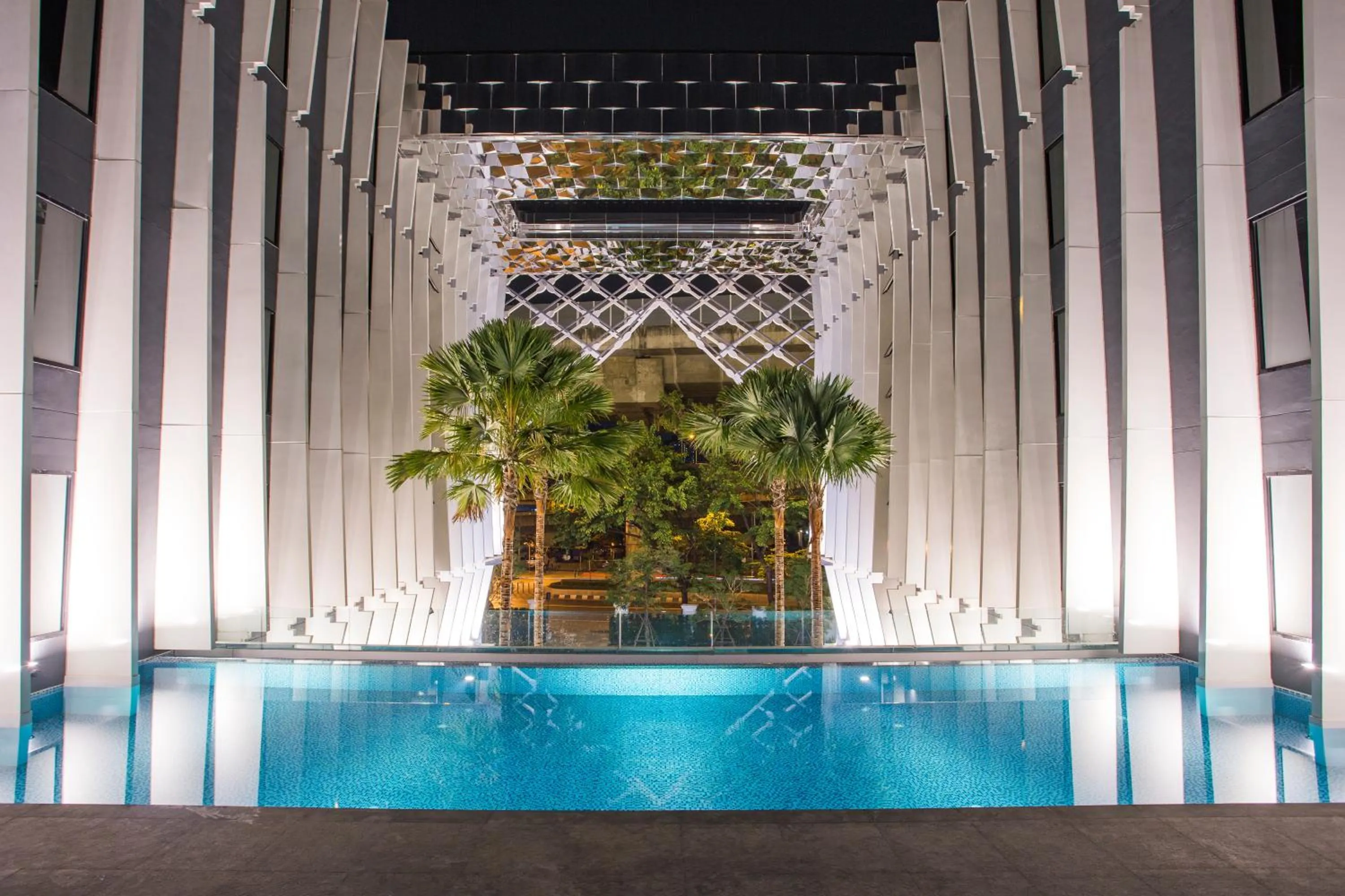 Swimming pool in Bangkok Midtown Hotel