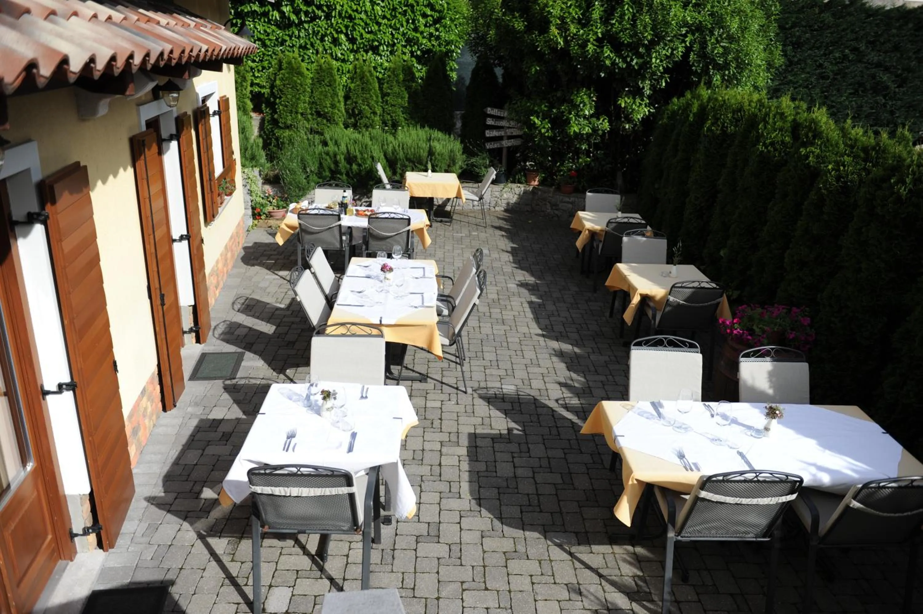Restaurant/places to eat in Guest House Stancija Kovacici
