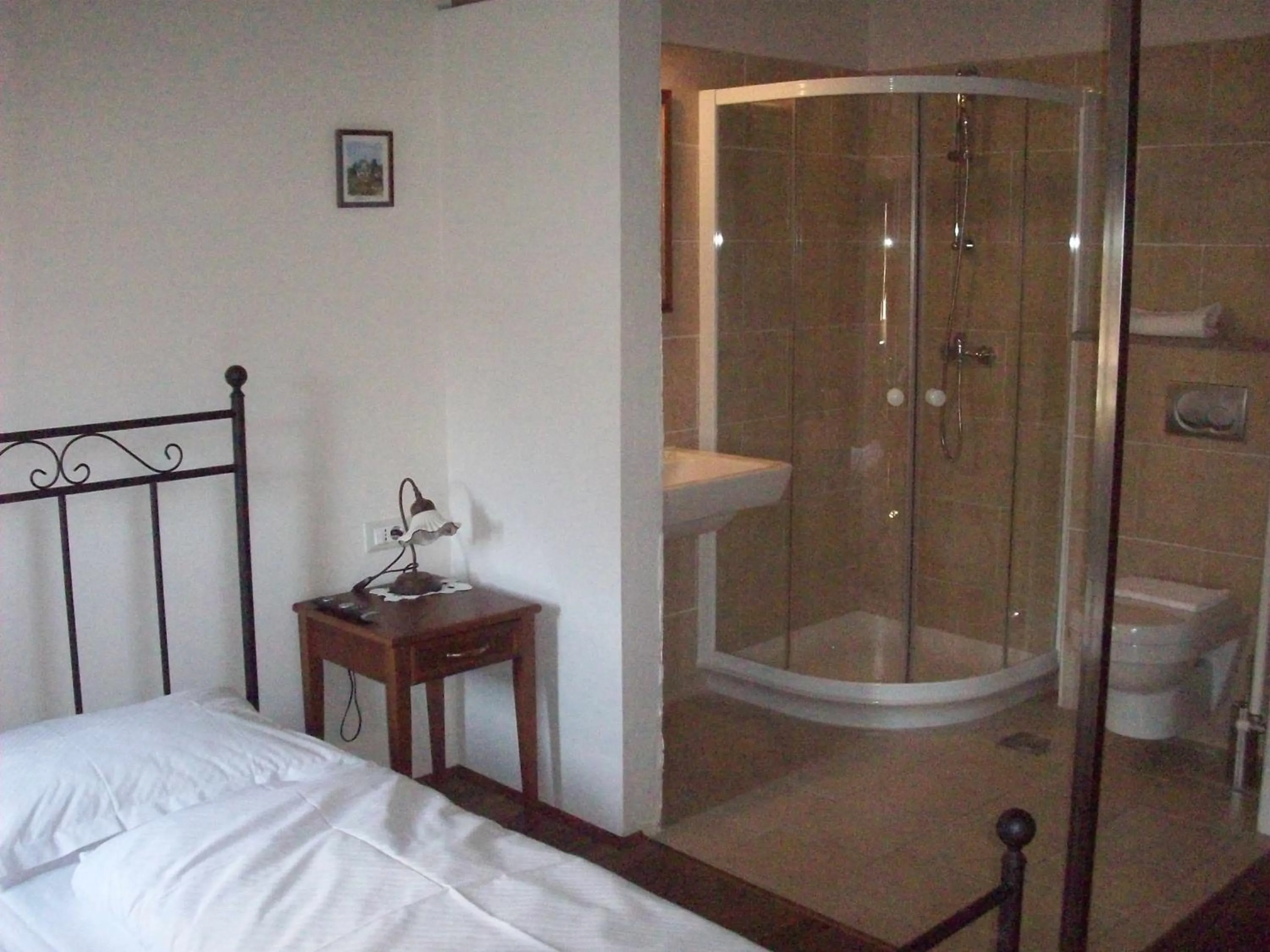 Shower, Bed in Guest House Stancija Kovacici