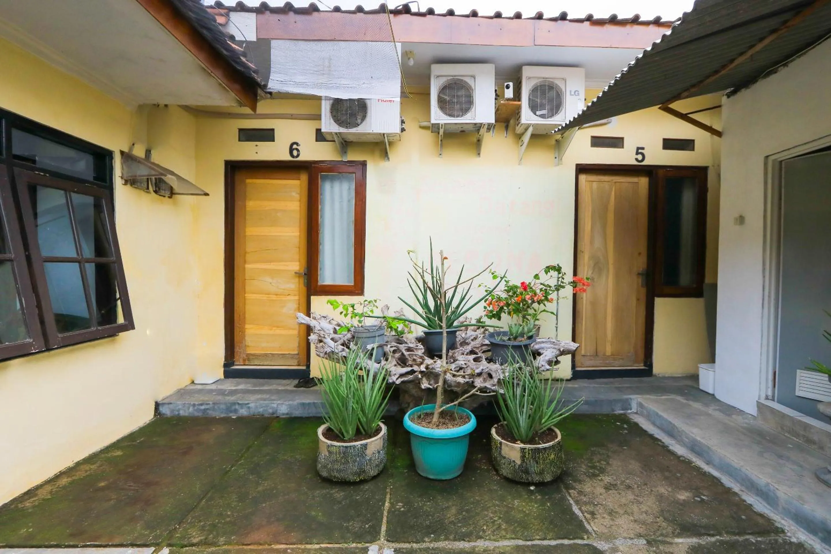 Garden in OYO 2497 Pesona Guest House