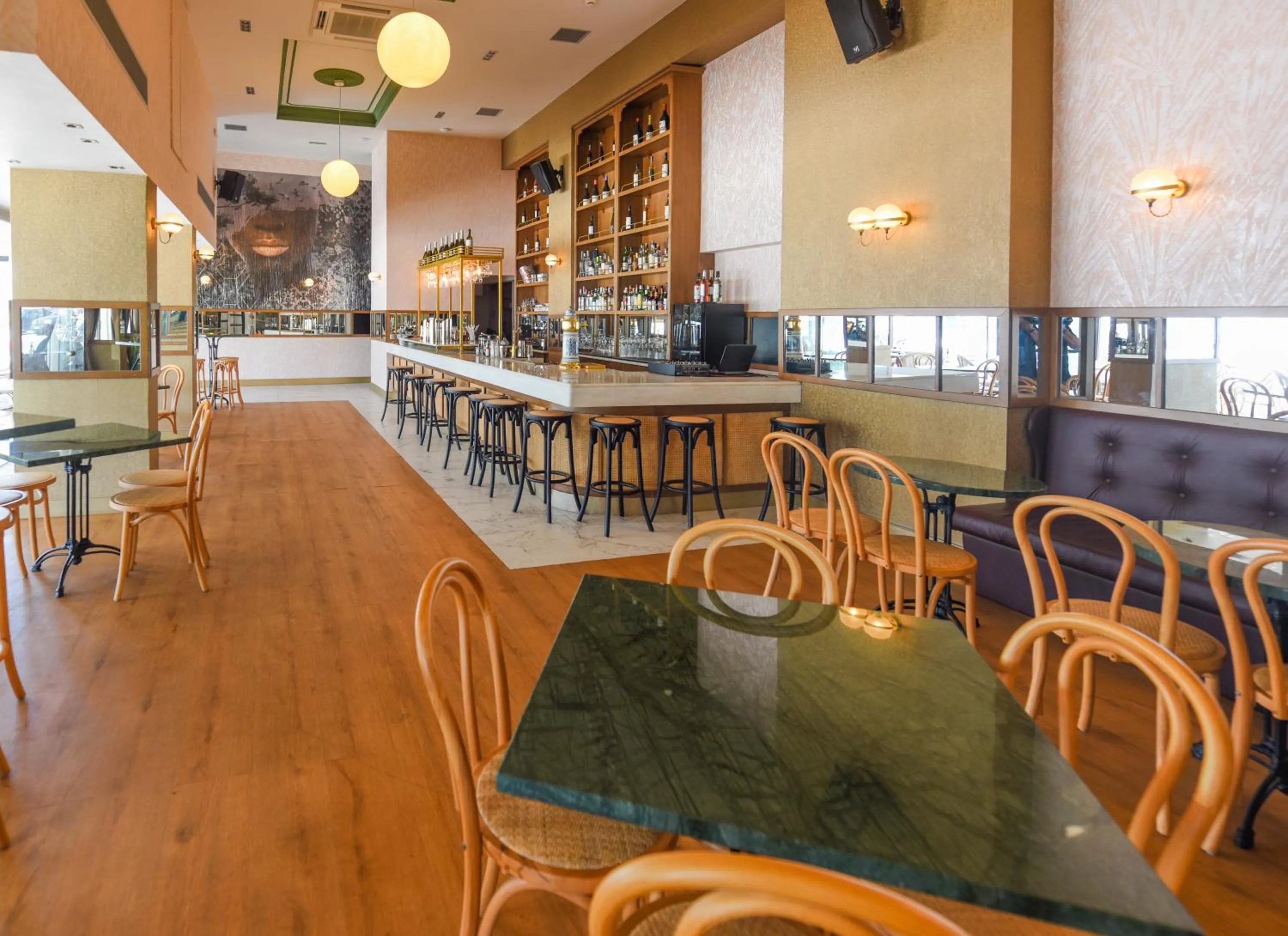 Restaurant/places to eat in Samos Hotel