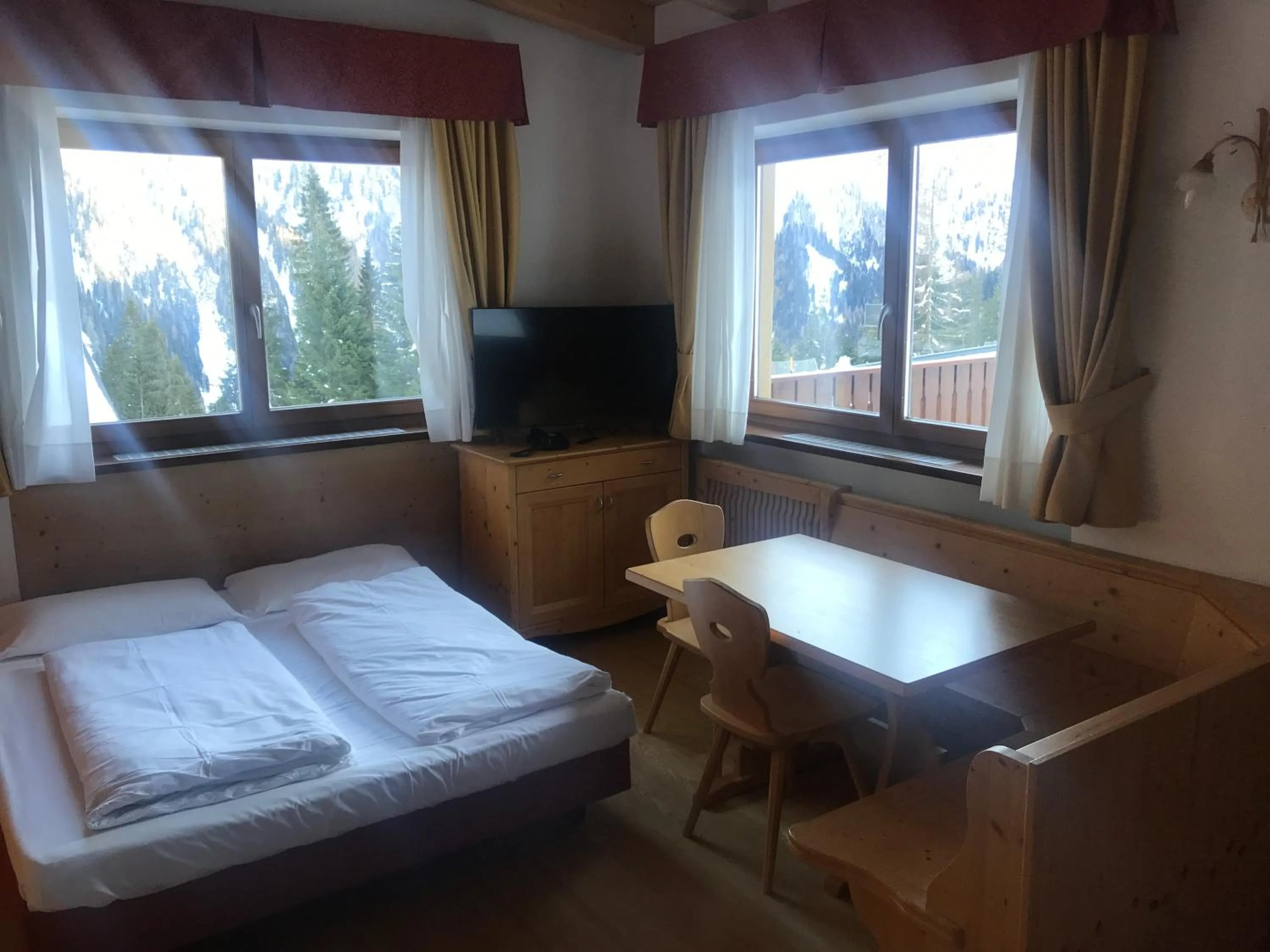 Photo of the whole room, Bed in Residence Panorama