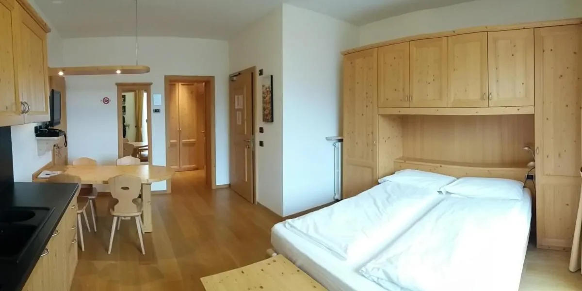 Photo of the whole room, Bed in Residence Panorama