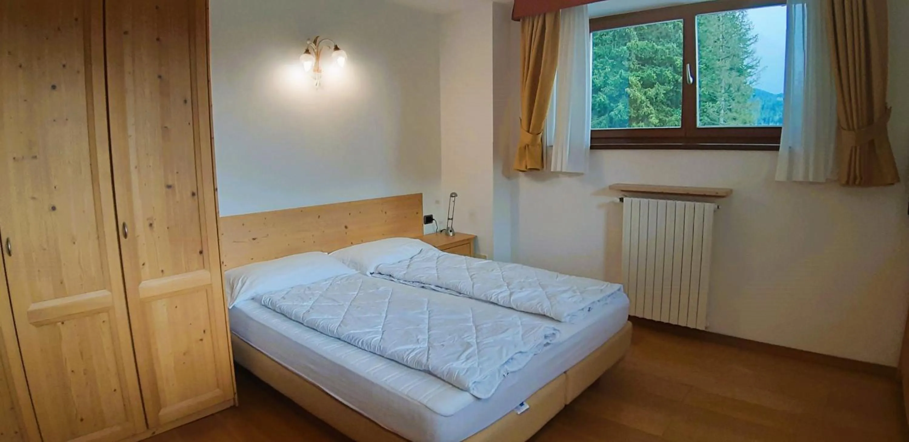 Photo of the whole room, Bed in Residence Panorama