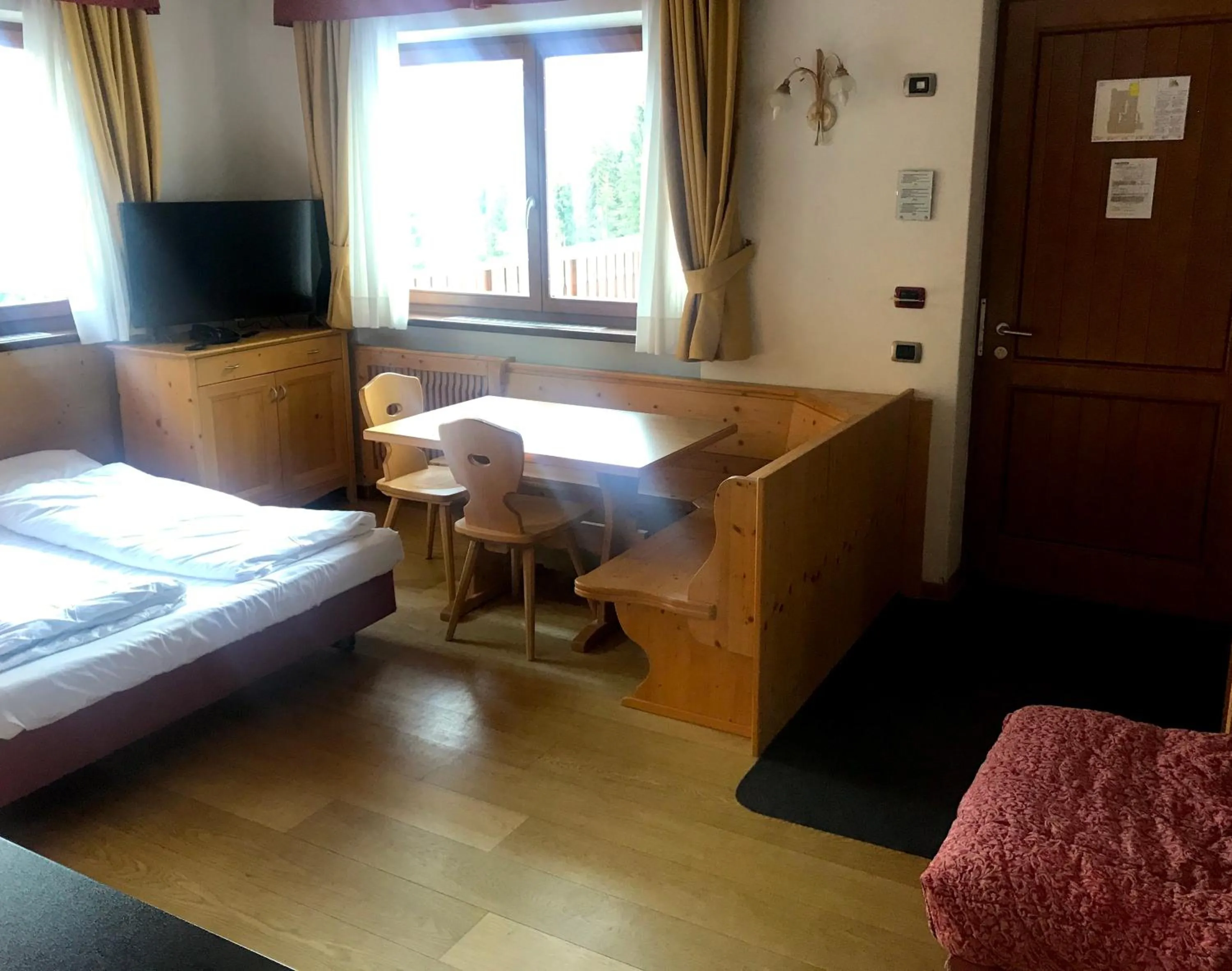 Photo of the whole room, Bed in Residence Panorama