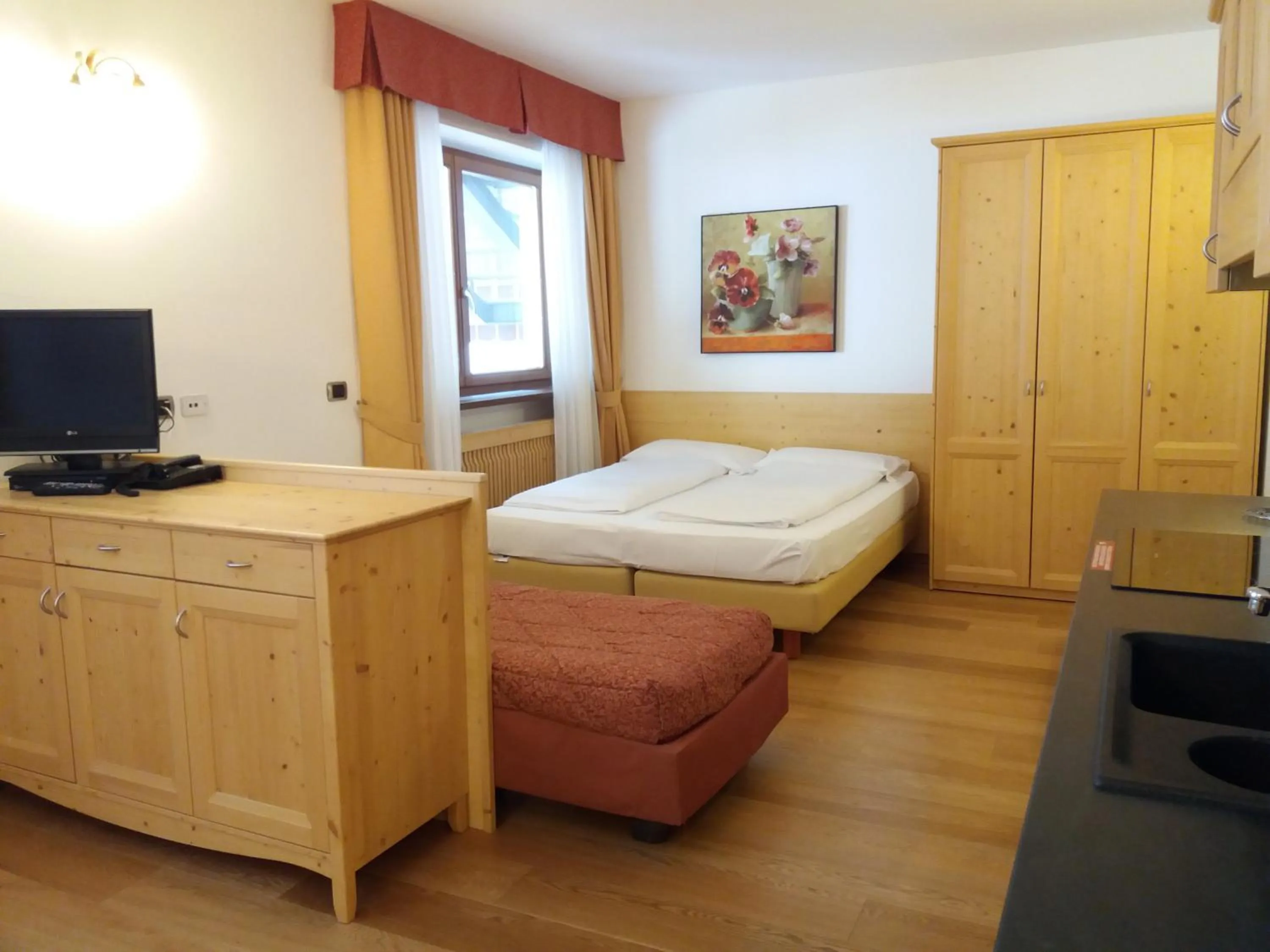 Photo of the whole room, Bed in Residence Panorama